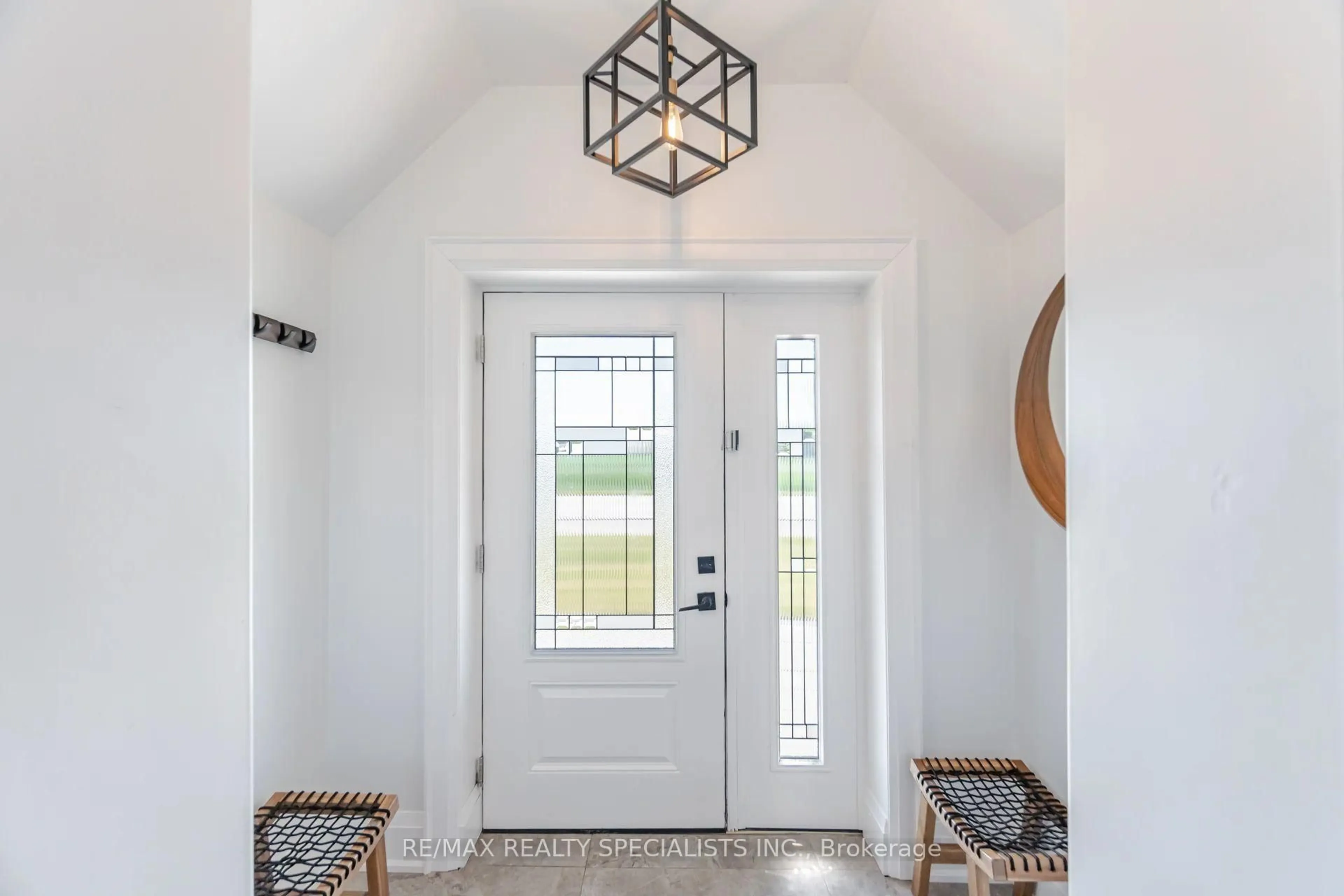 Indoor entryway for 63011 Dufferin Rd 3, East Garafraxa Ontario L9W 1J7