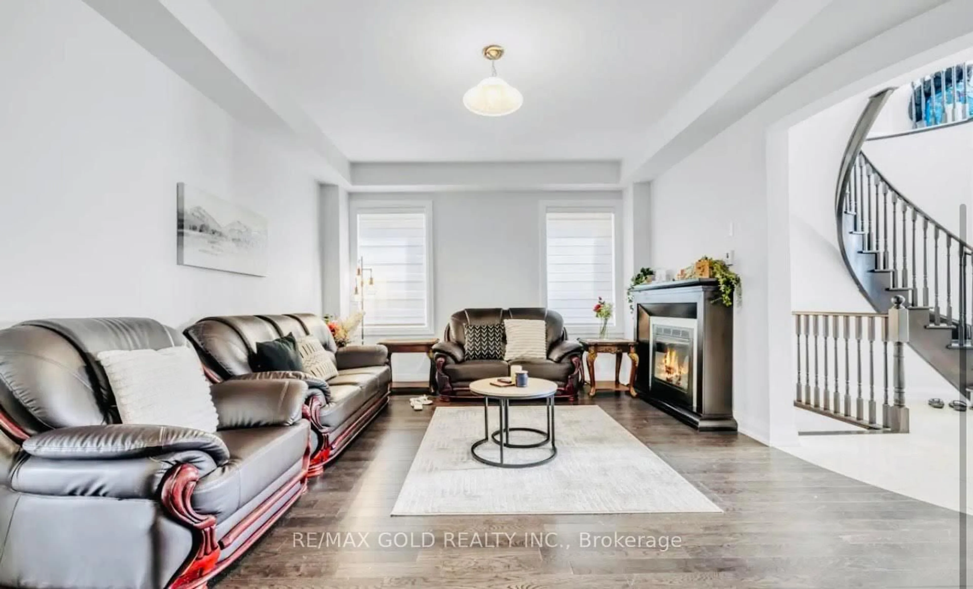 Living room with furniture, wood/laminate floor for 803 Queenston Blvd, Woodstock Ontario N4T 0M5