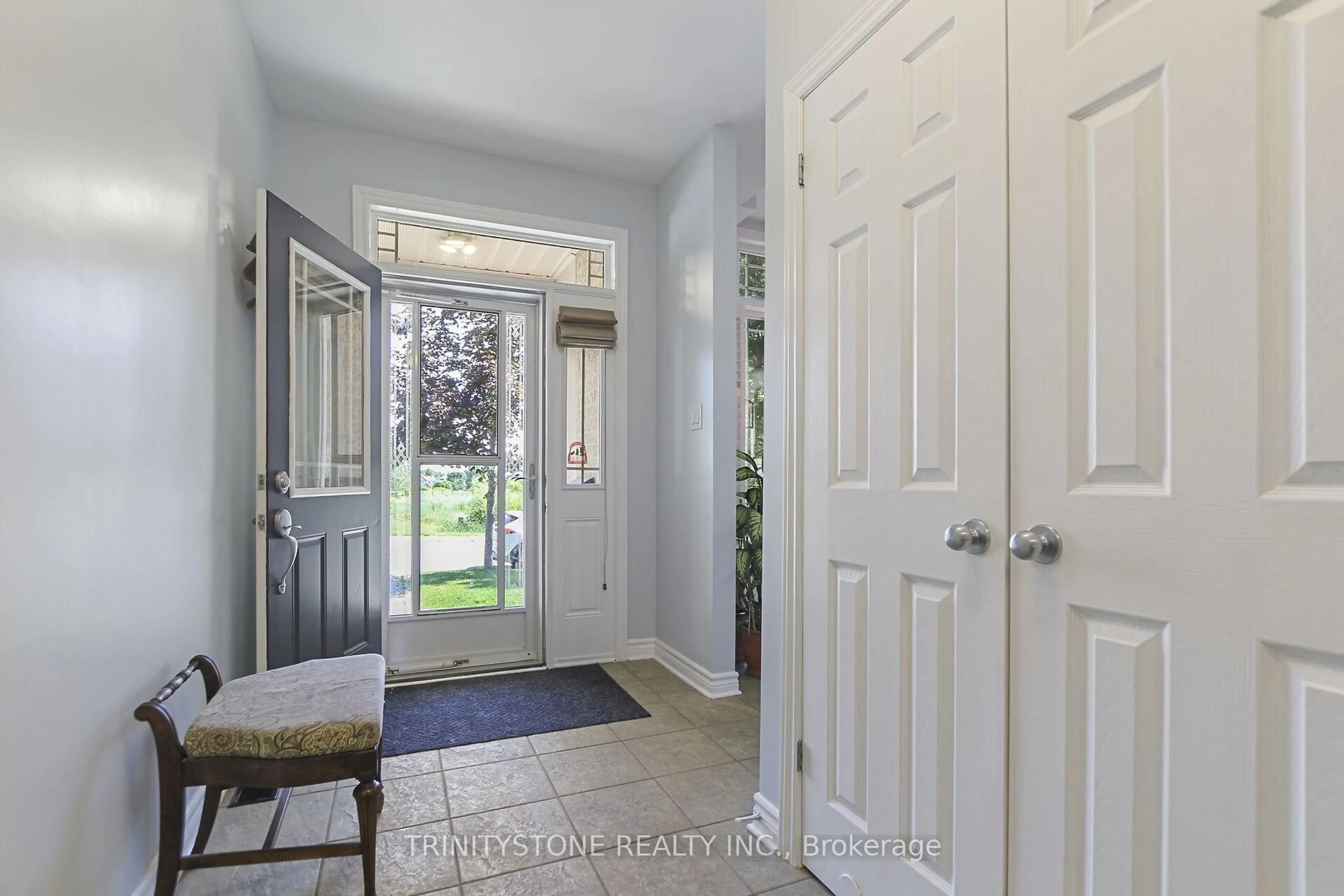 Indoor entryway for 422 Statewood Dr, Ottawa Ontario K2K 0B7