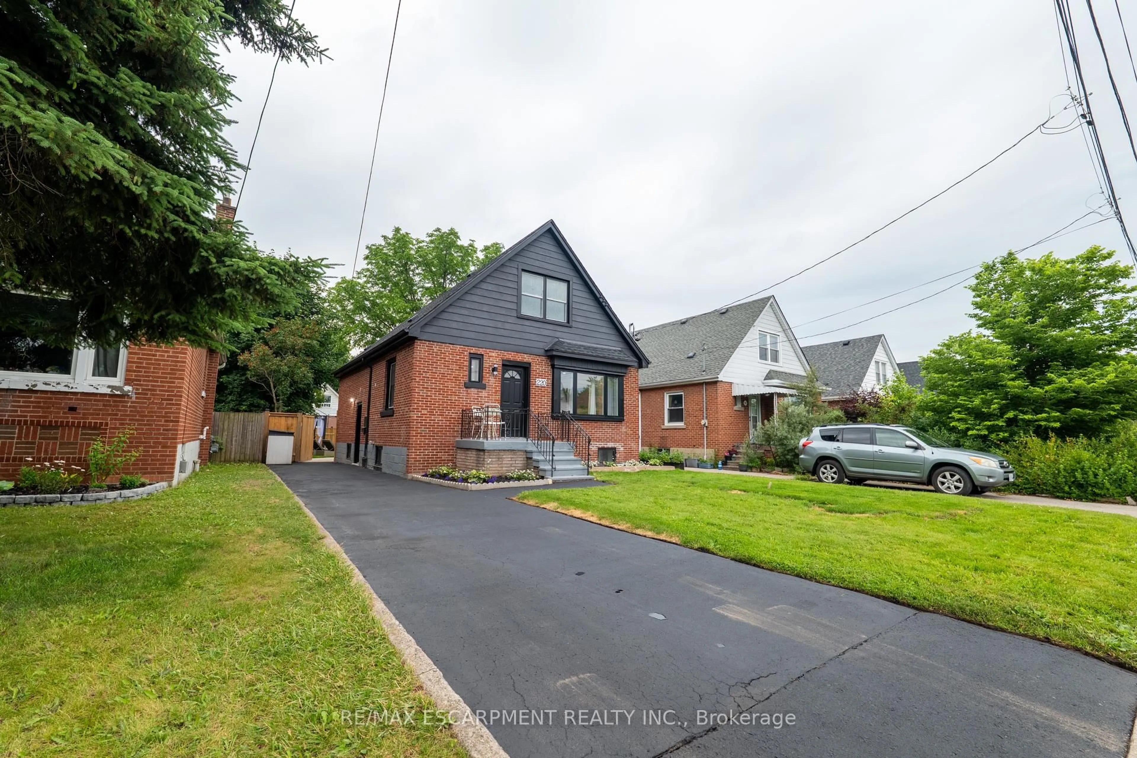 A pic from outside/outdoor area/front of a property/back of a property/a pic from drone, street for 220 Holmesdale Ave, Hamilton Ontario L8K 3M7