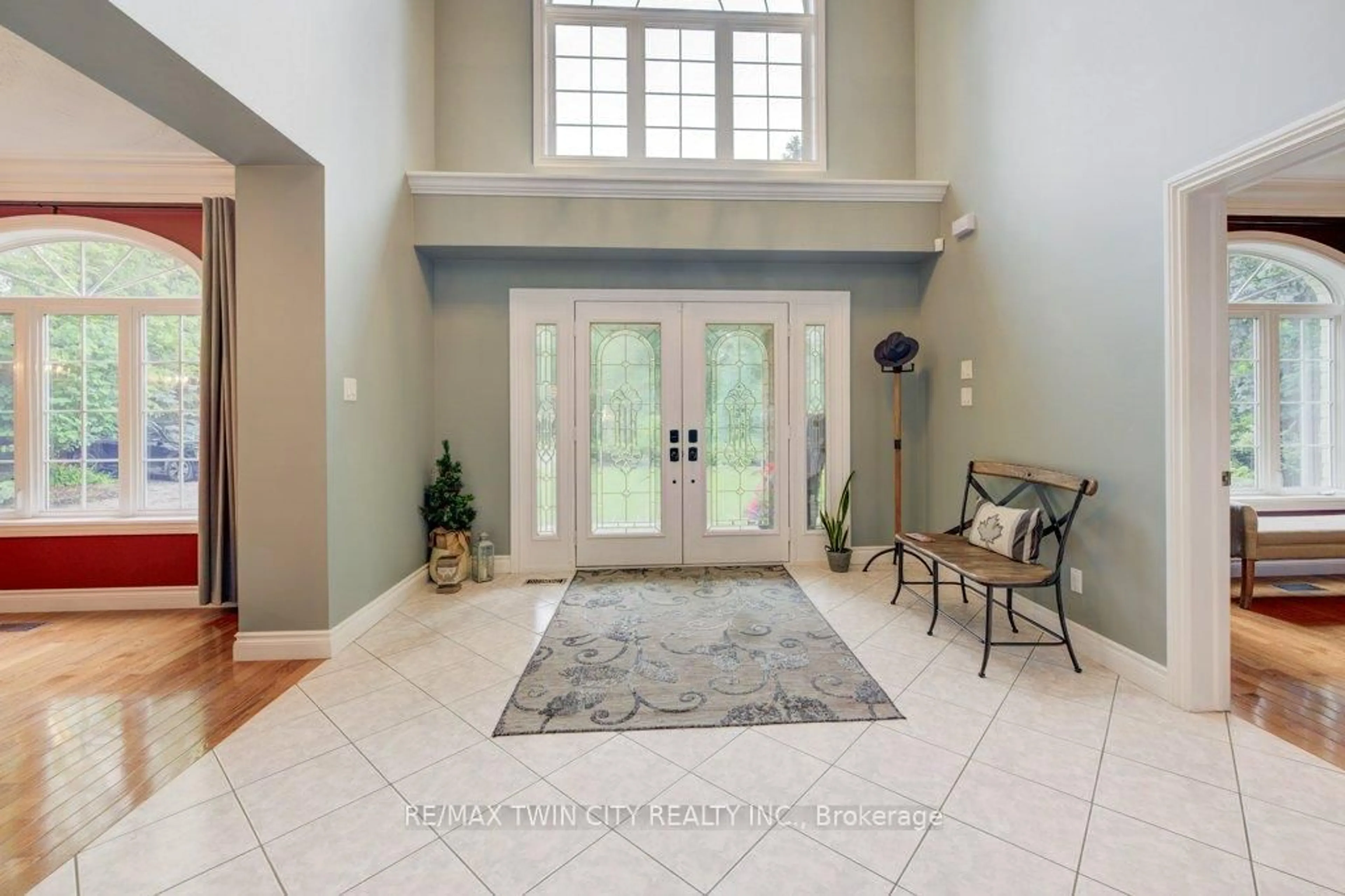 Indoor entryway for 1525 Dickie Settlement Rd, Cambridge Ontario N3H 4R8