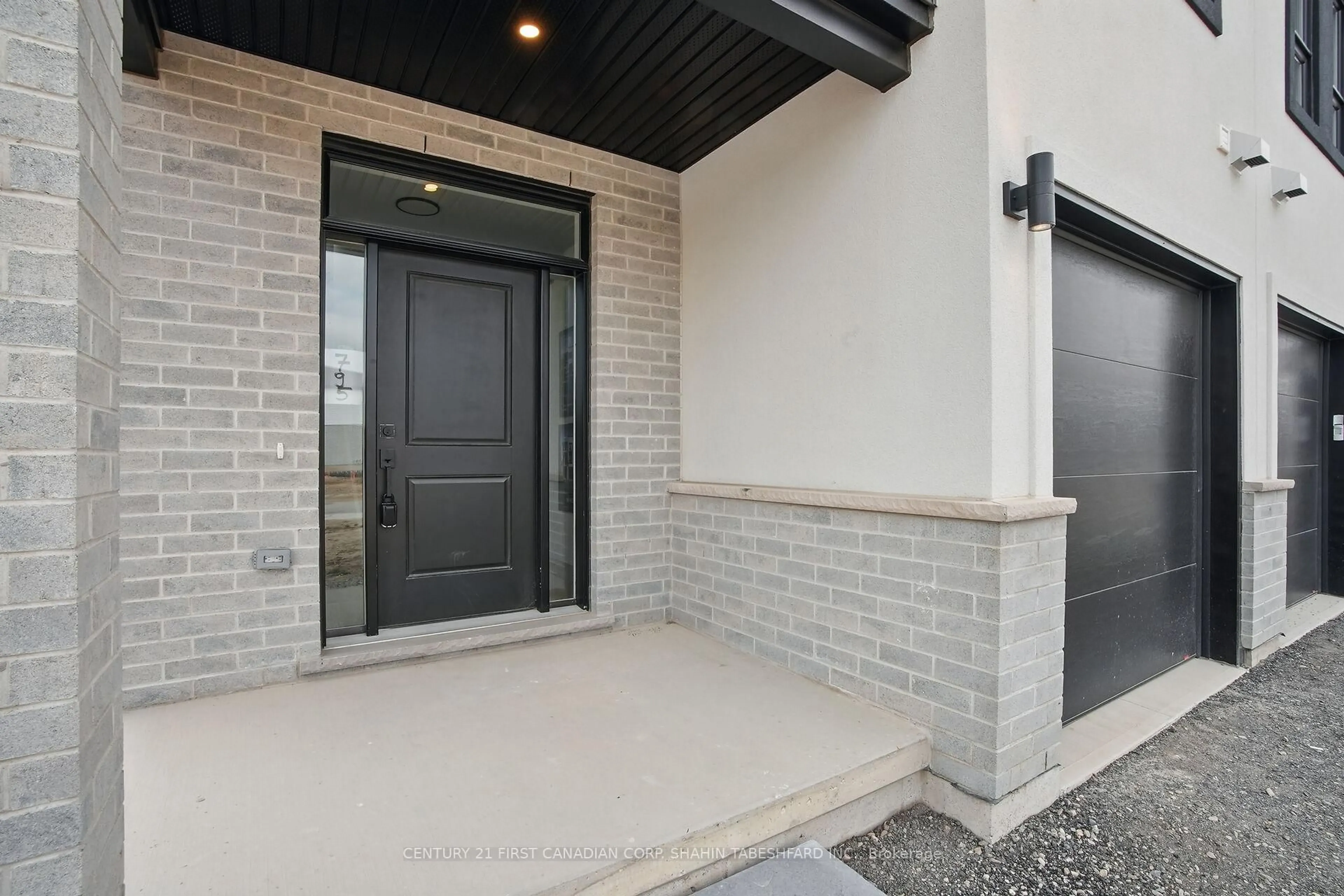 Indoor entryway for 829 Catalpa Sq, London North Ontario N6G 5B1