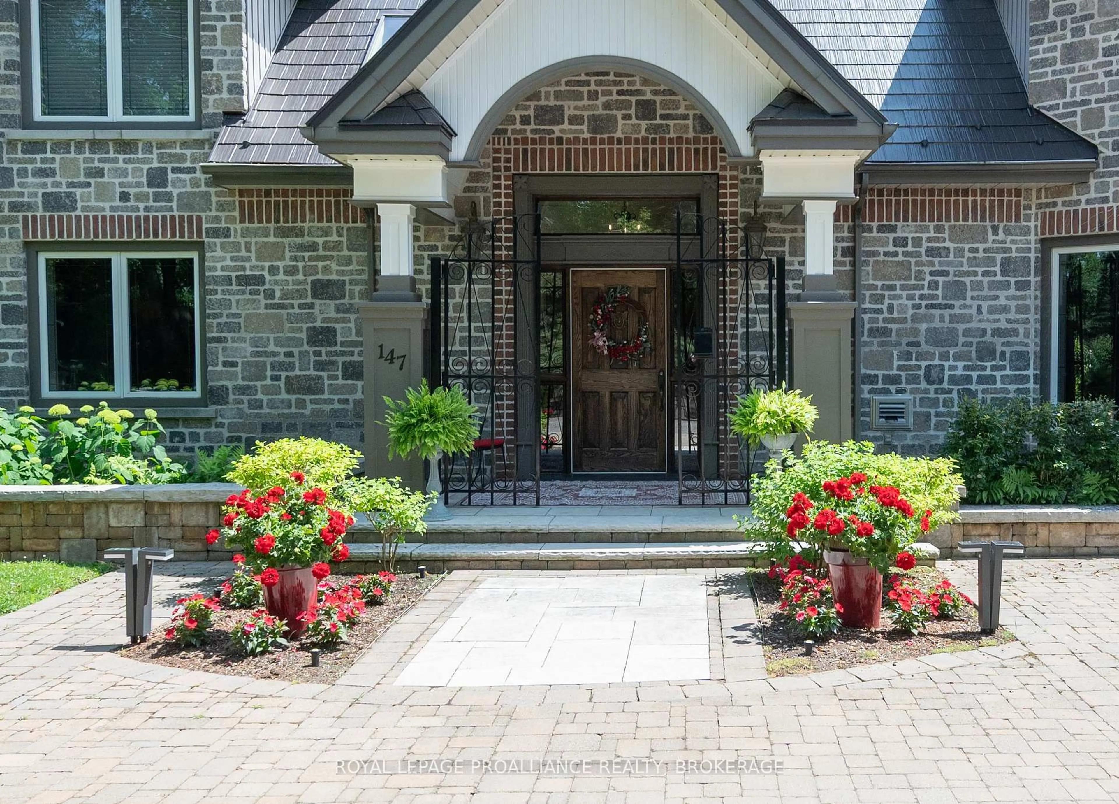 Indoor entryway for 147 1000 Island Pkwy, Front of Leeds & Seeleys Bay Ontario K7G 2V4