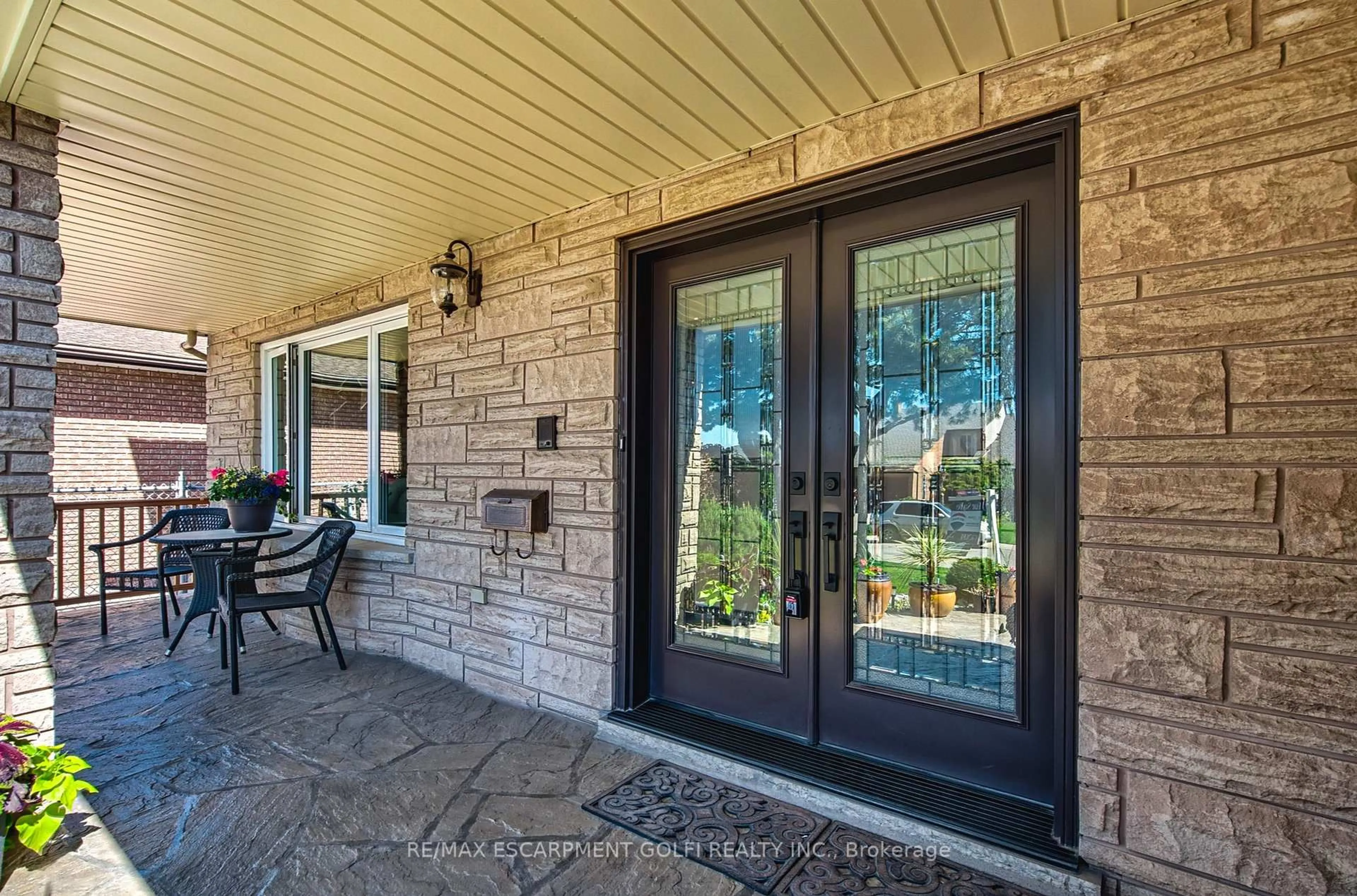 Indoor entryway for 68 Montmorency Dr, Hamilton Ontario L8K 6P4