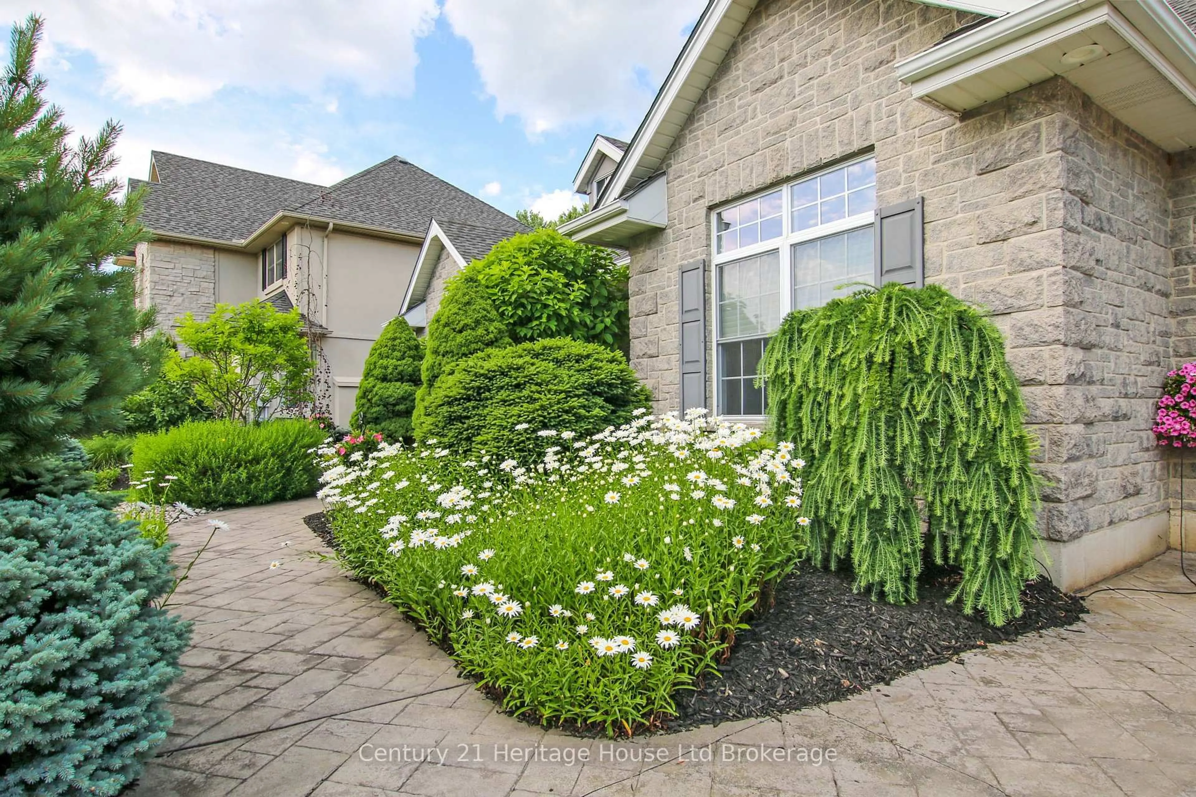 Patio, street for 596 Lakeview Dr, Woodstock Ontario N4T 0A5