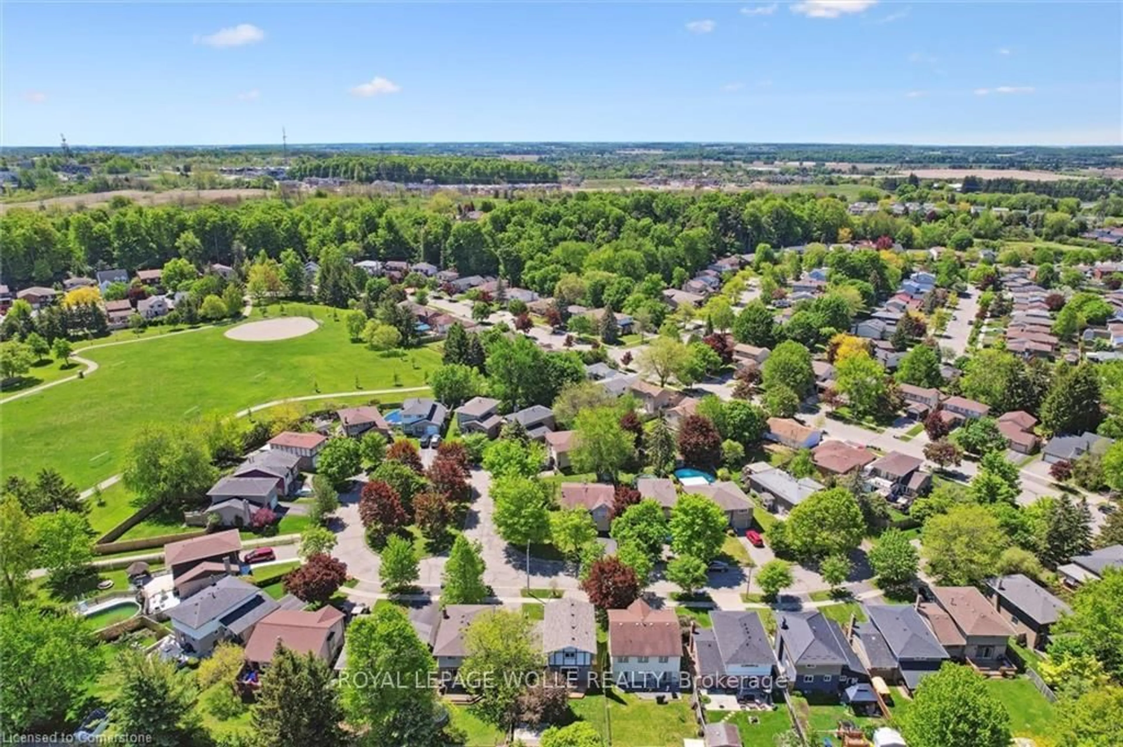 A pic from outside/outdoor area/front of a property/back of a property/a pic from drone, street for 31 Driftwood Pl, Kitchener Ontario N2N 1W3