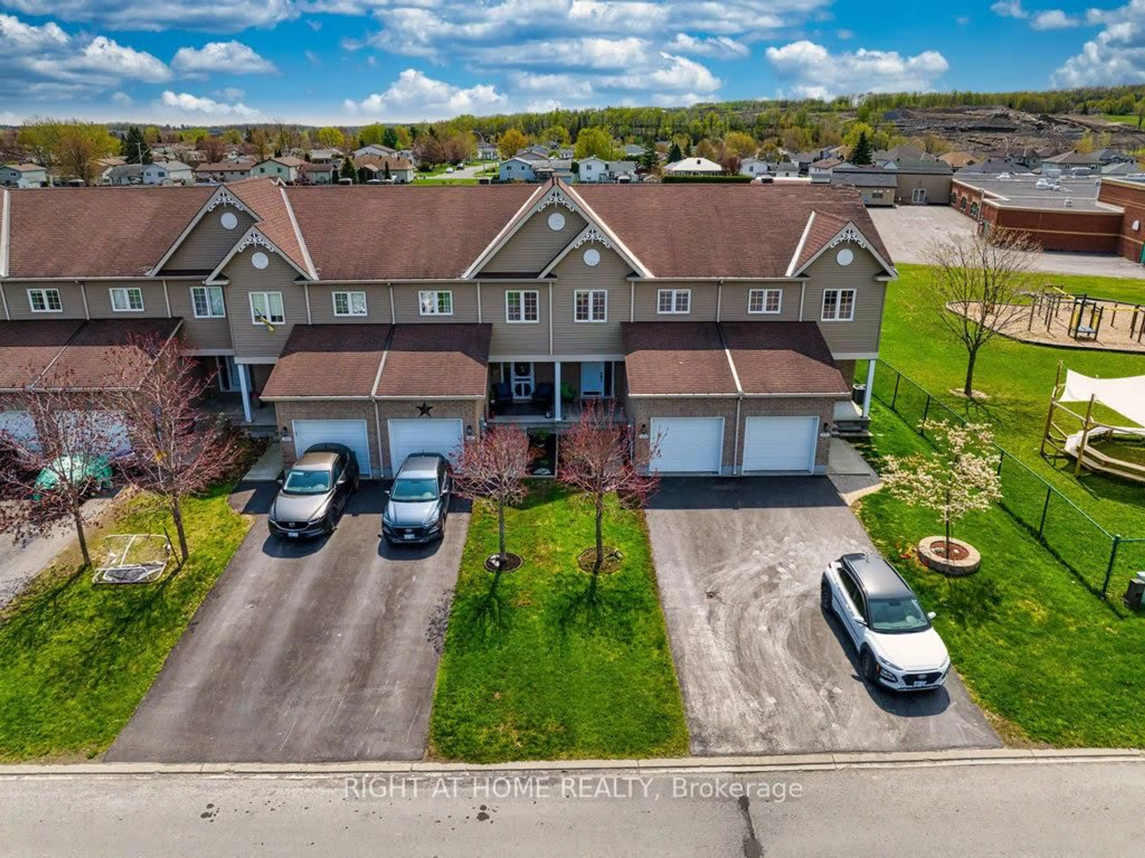 A pic from outside/outdoor area/front of a property/back of a property/a pic from drone, street for 2701 RAYMOND St, Clarence-Rockland Ontario K4K 0B6