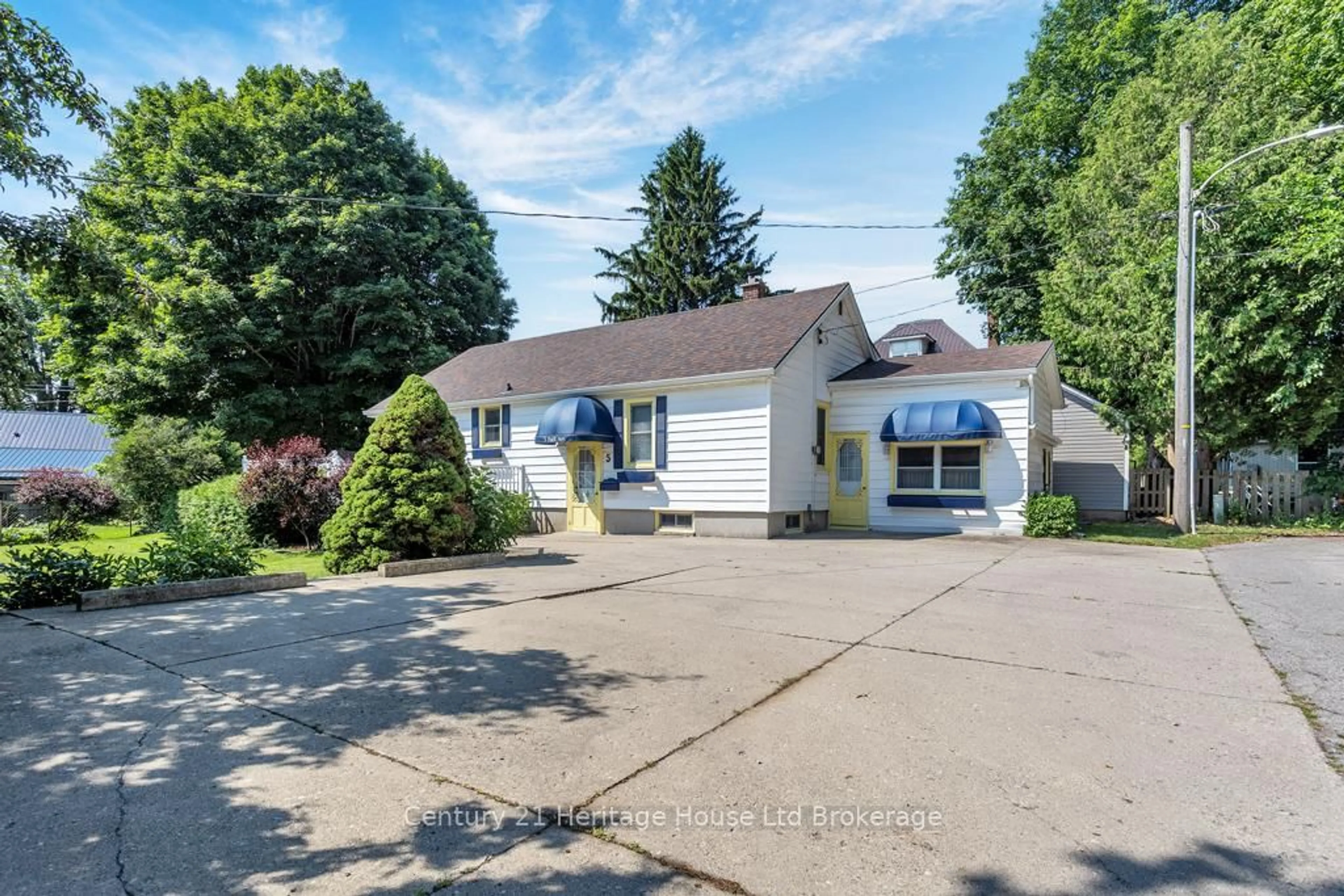 A pic from outside/outdoor area/front of a property/back of a property/a pic from drone, street for 5 Park Ave, Tillsonburg Ontario N4G 3N5
