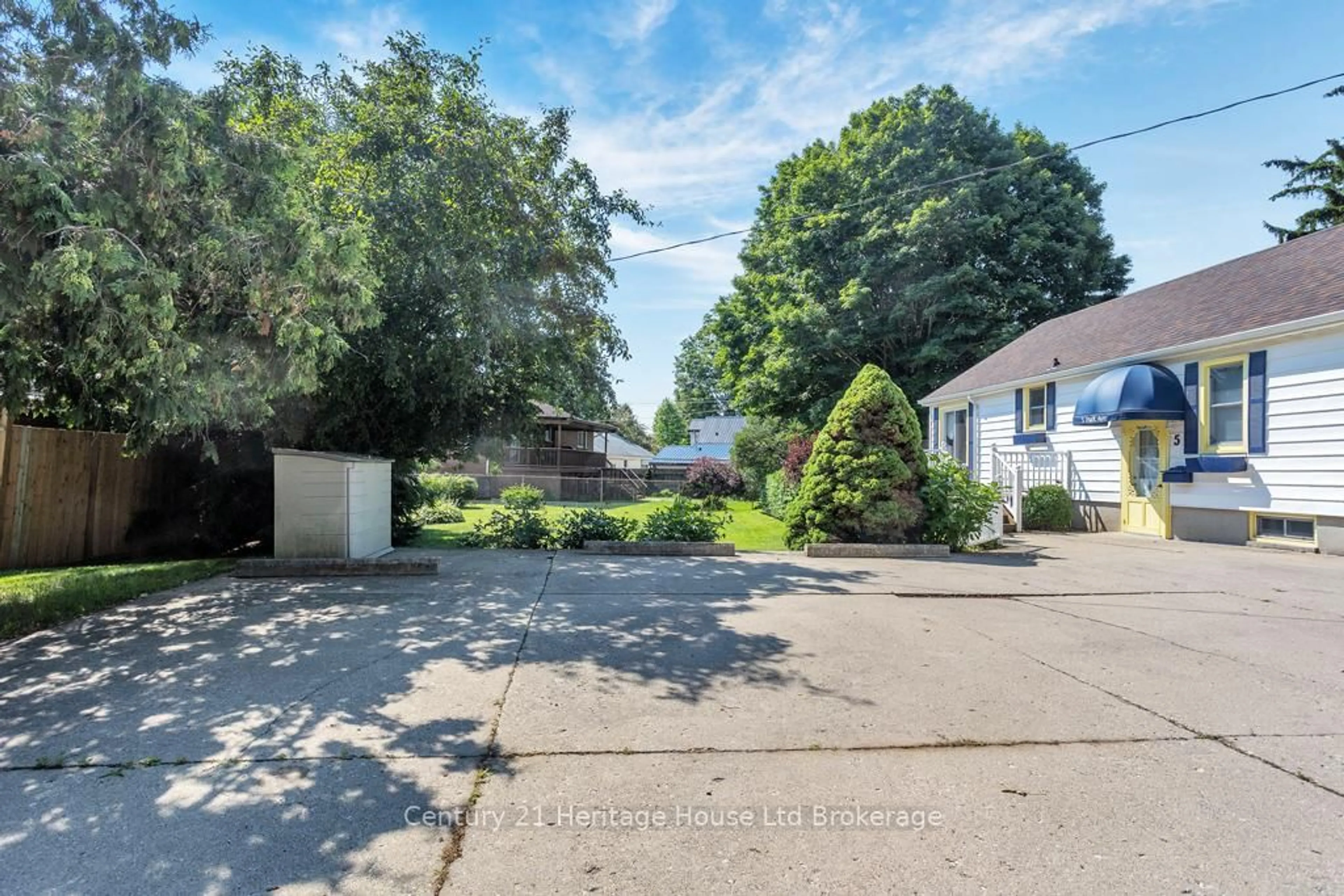 A pic from outside/outdoor area/front of a property/back of a property/a pic from drone, street for 5 Park Ave, Tillsonburg Ontario N4G 3N5
