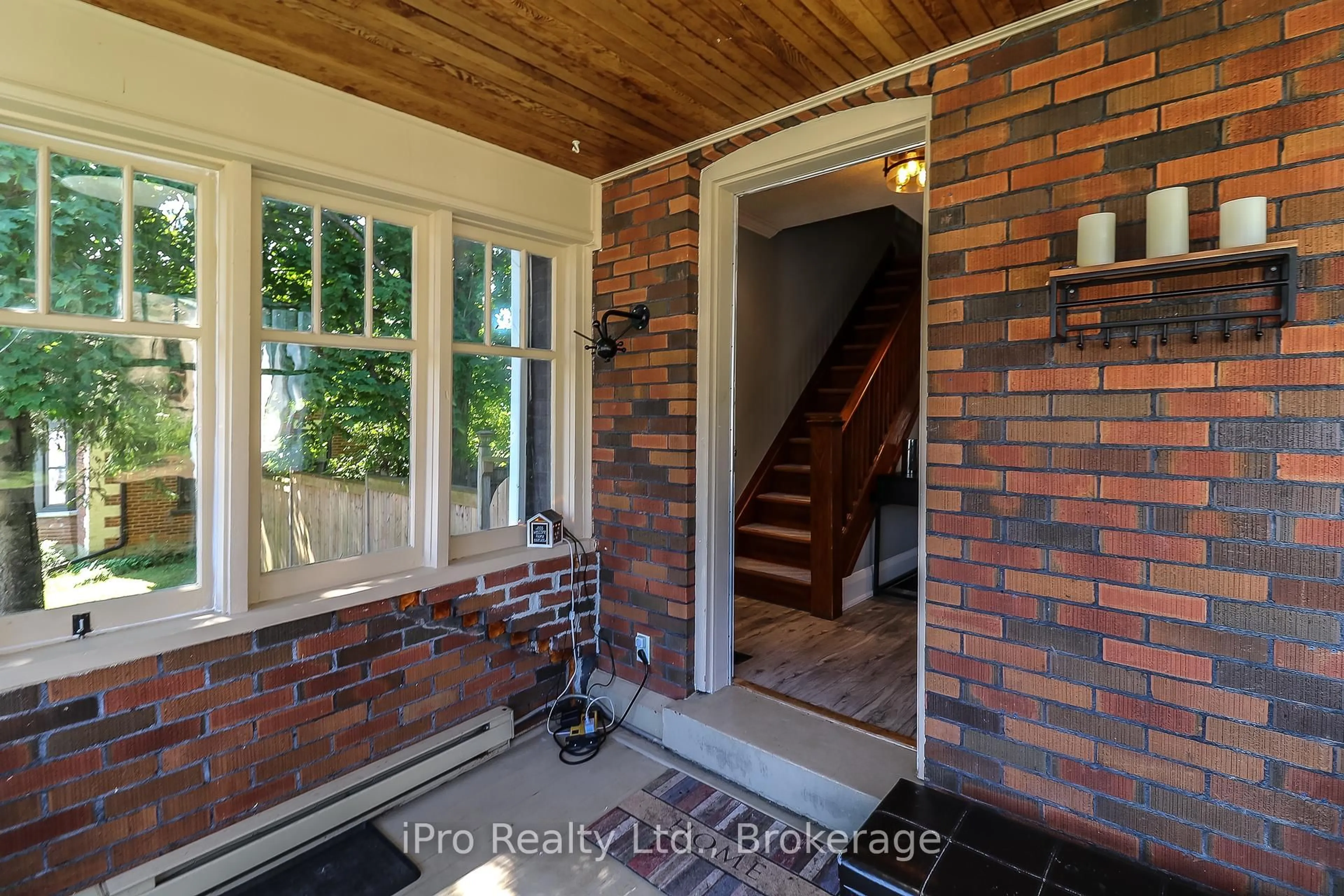 Indoor entryway for 116 Trafalgar Rd, Erin Ontario N0B 1Z0