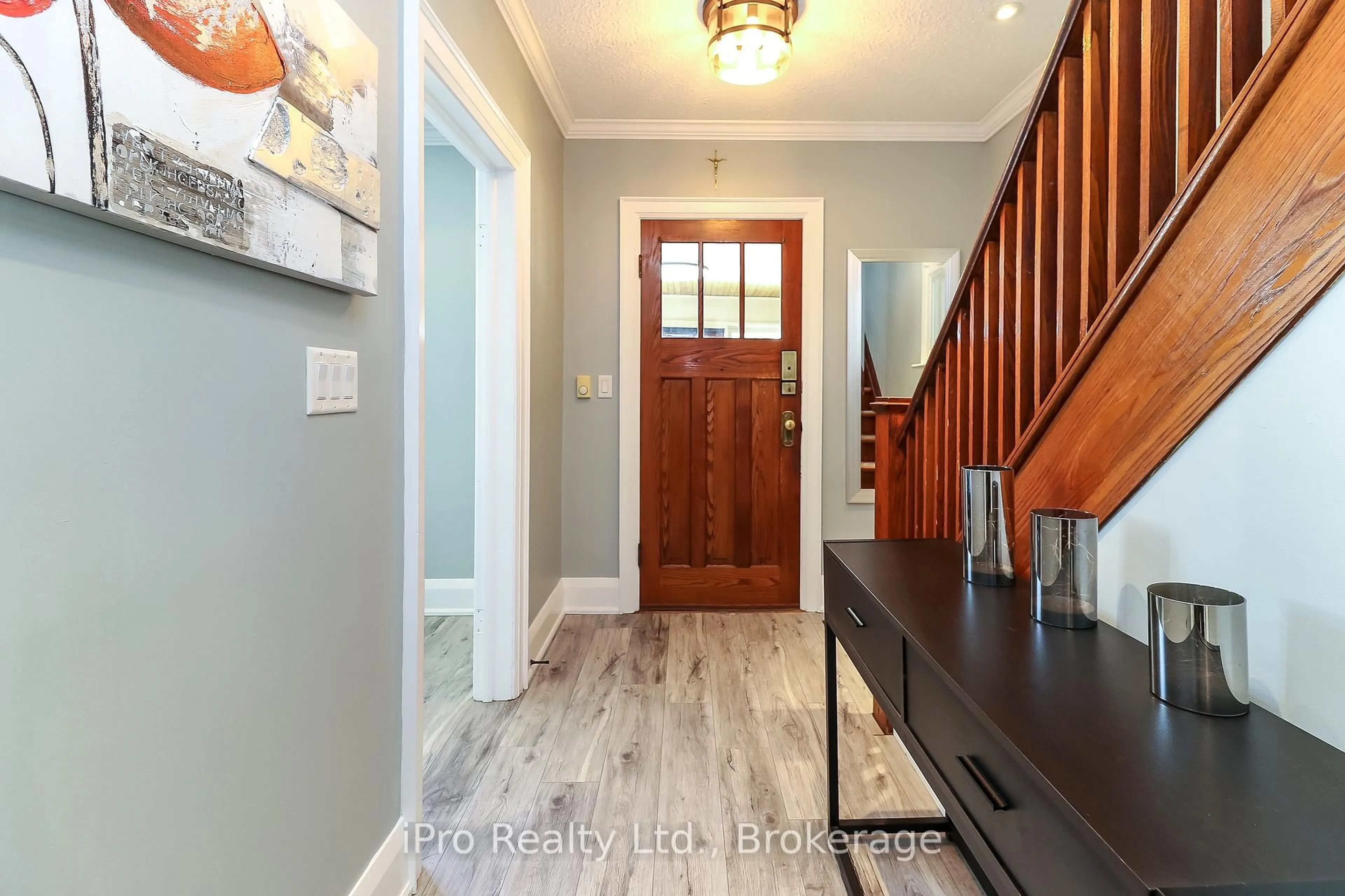 Indoor entryway for 116 Trafalgar Rd, Erin Ontario N0B 1Z0
