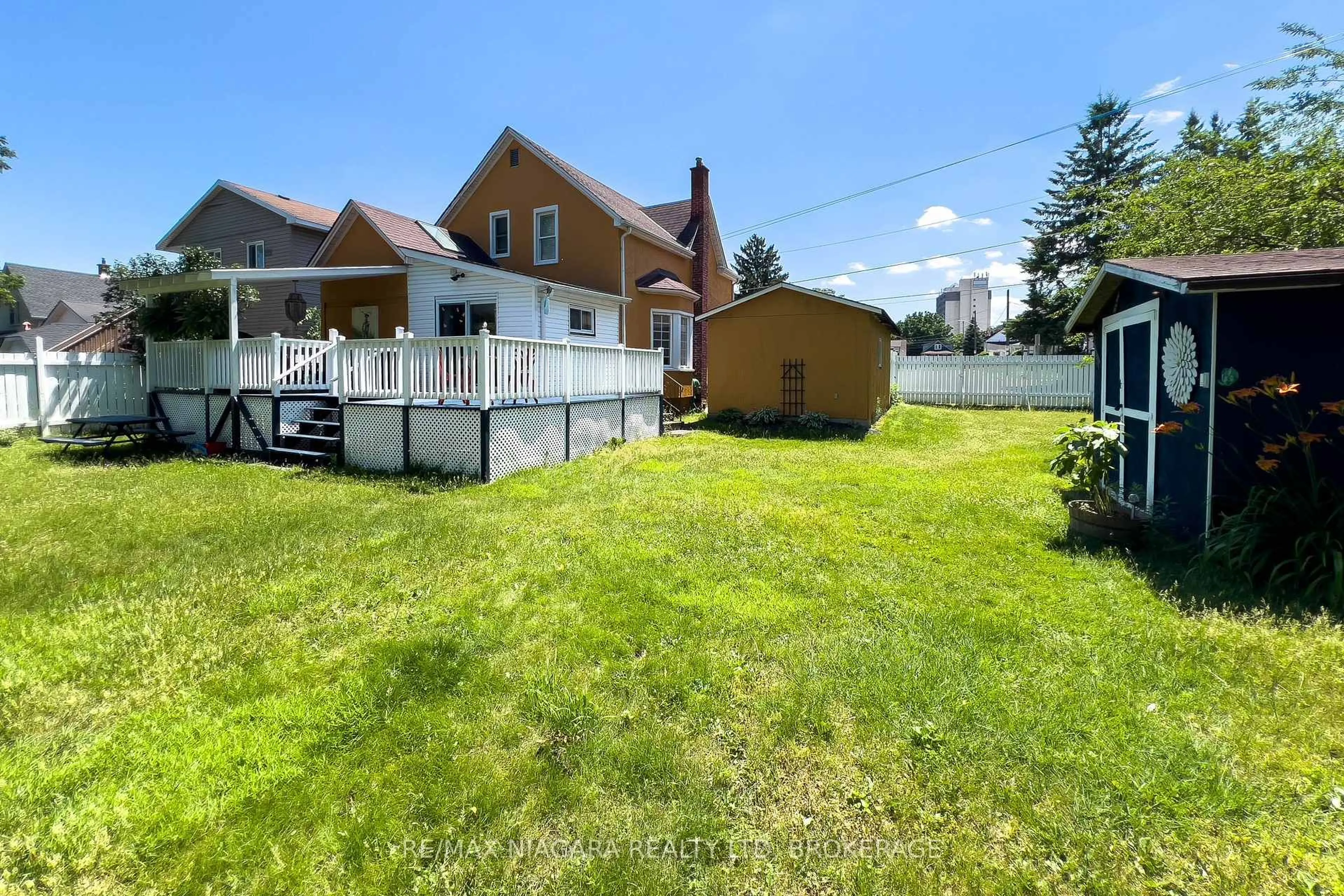 A pic from outside/outdoor area/front of a property/back of a property/a pic from drone, street for 5791 Emery St, Niagara Falls Ontario L2G 1L8