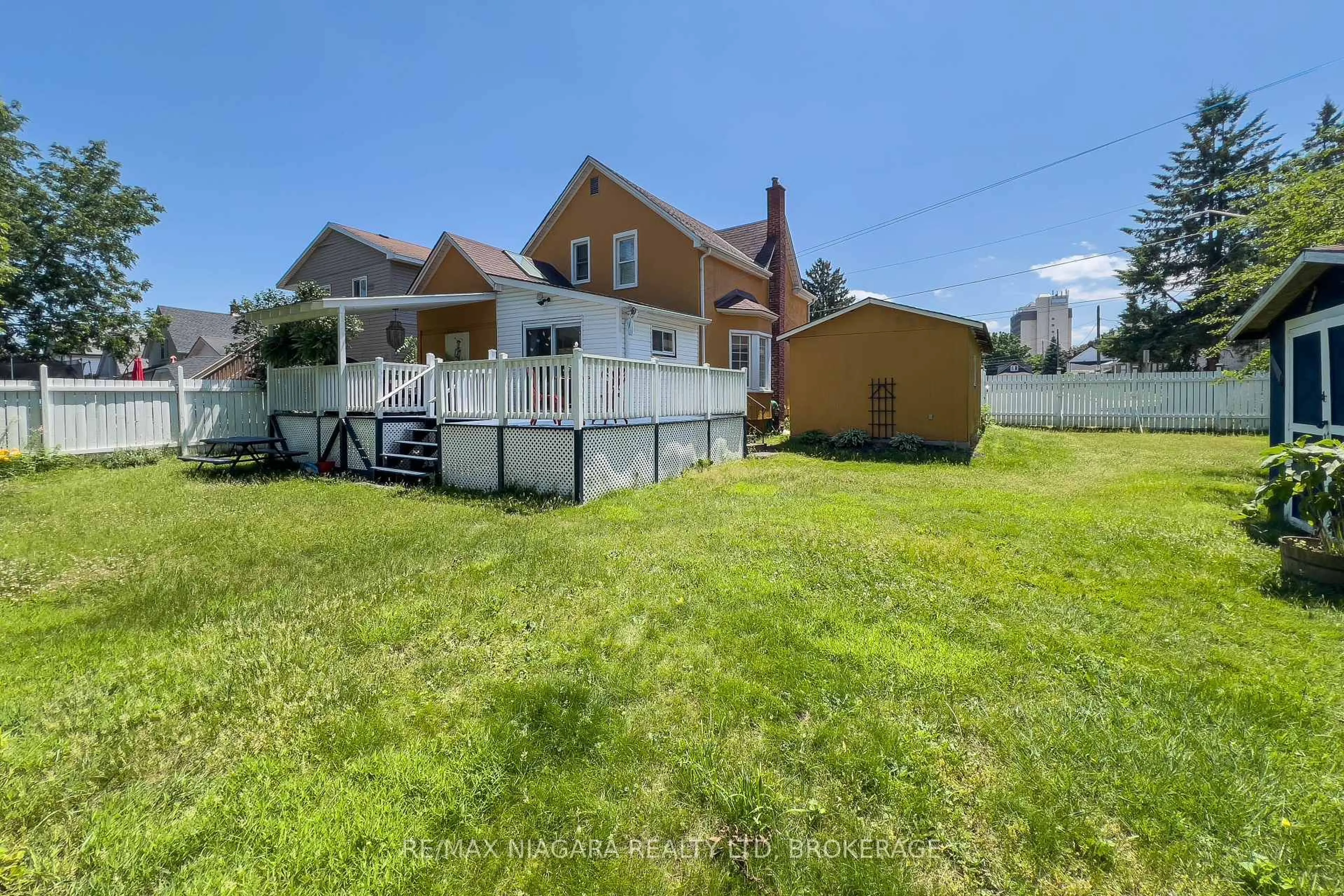 A pic from outside/outdoor area/front of a property/back of a property/a pic from drone, street for 5791 Emery St, Niagara Falls Ontario L2G 1L8