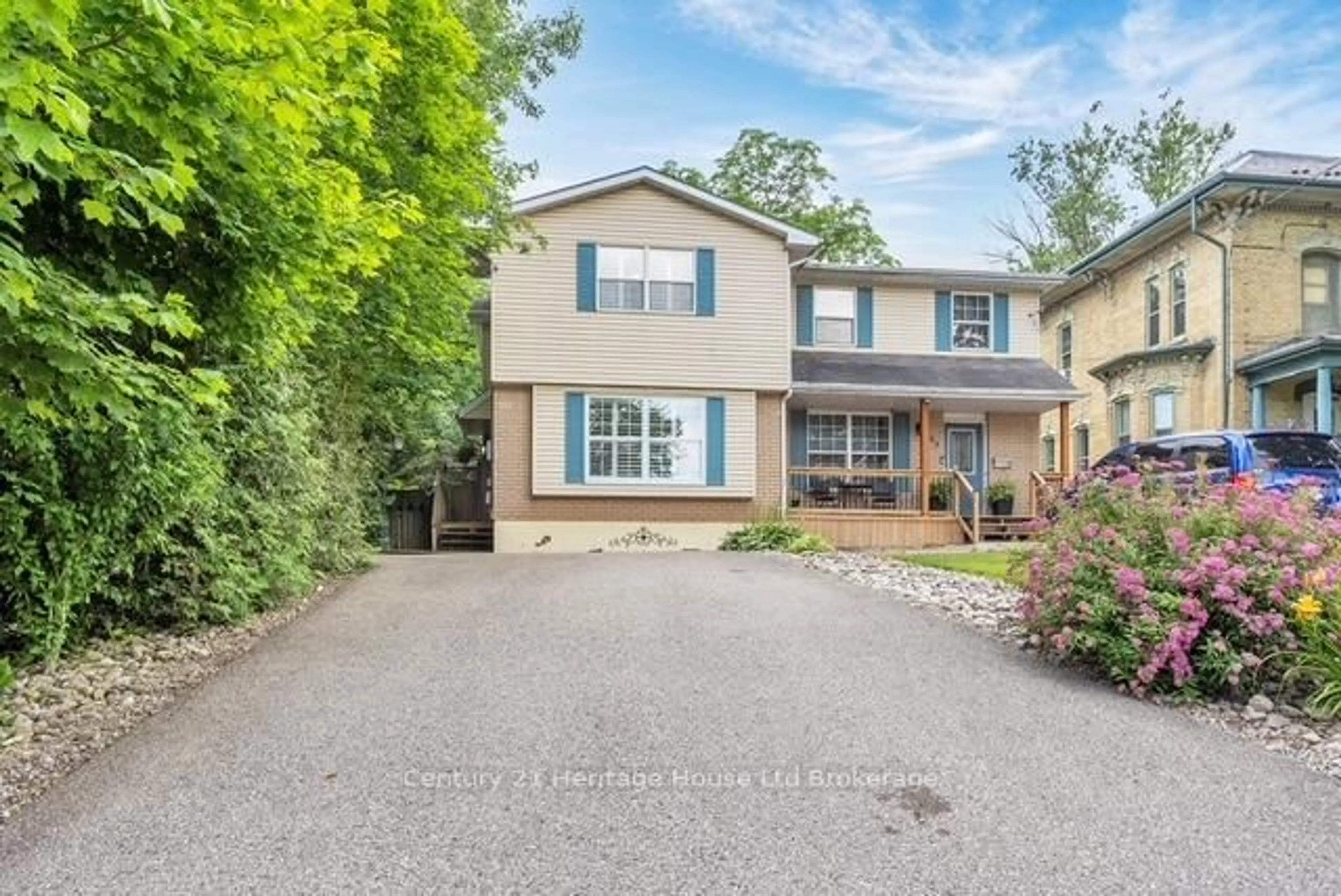 A pic from outside/outdoor area/front of a property/back of a property/a pic from drone, street for 181 Thames St, Ingersoll Ontario N5C 3E1