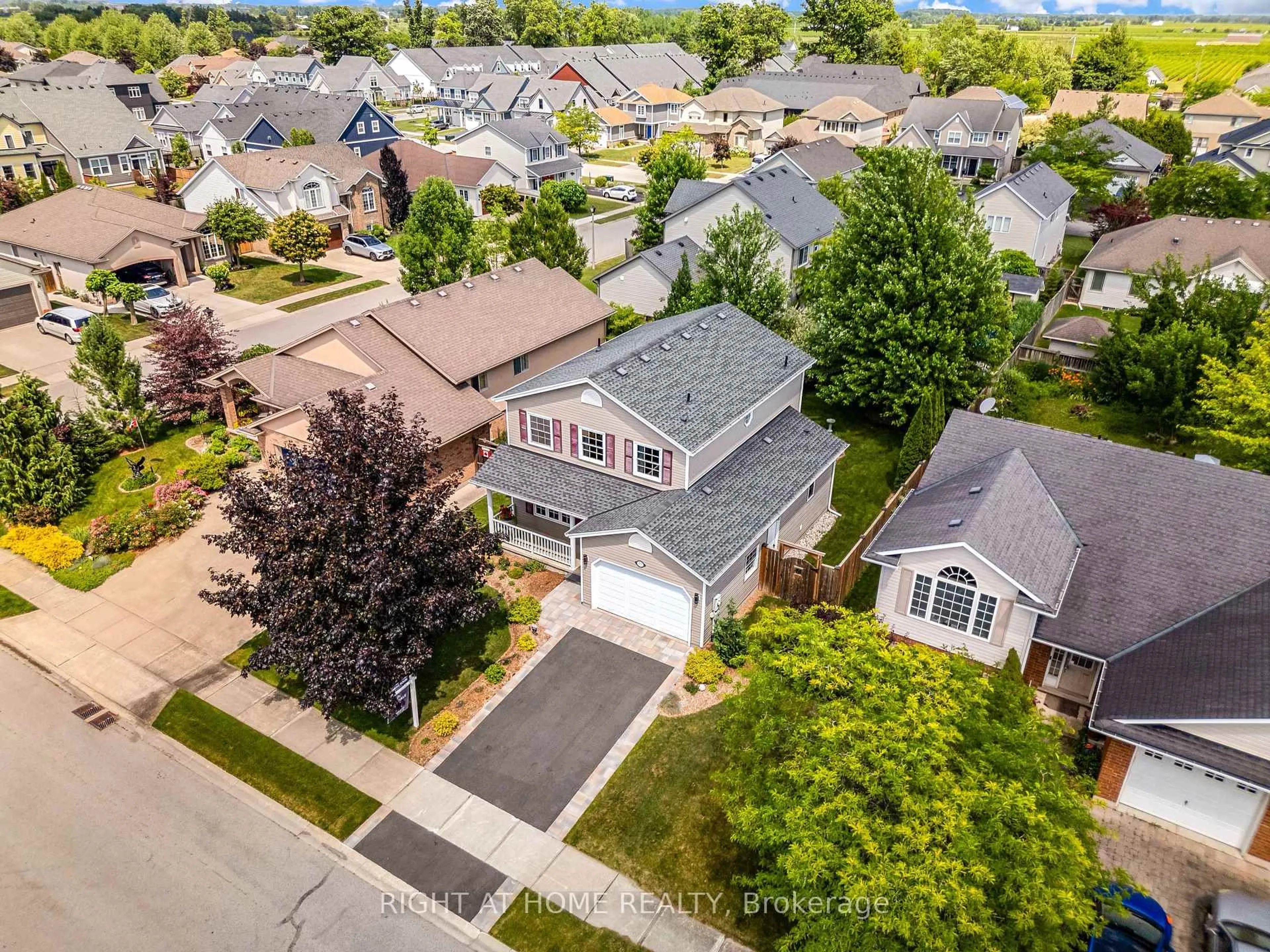 A pic from outside/outdoor area/front of a property/back of a property/a pic from drone, street for 11 Hope Ave, Niagara-on-the-Lake Ontario L0S 1T0