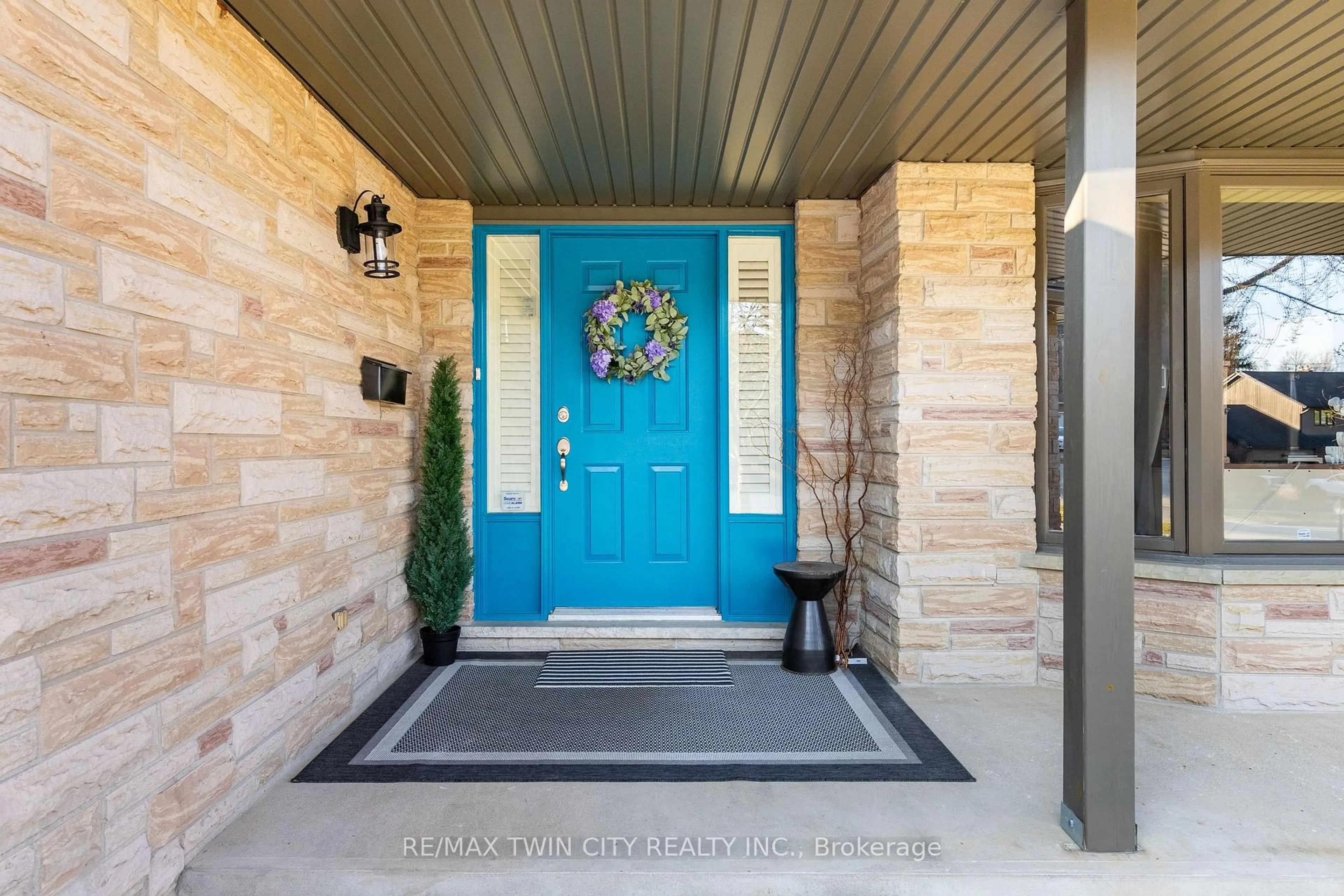 Indoor entryway for 8 Mill View St, Kitchener Ontario N2P 1W7