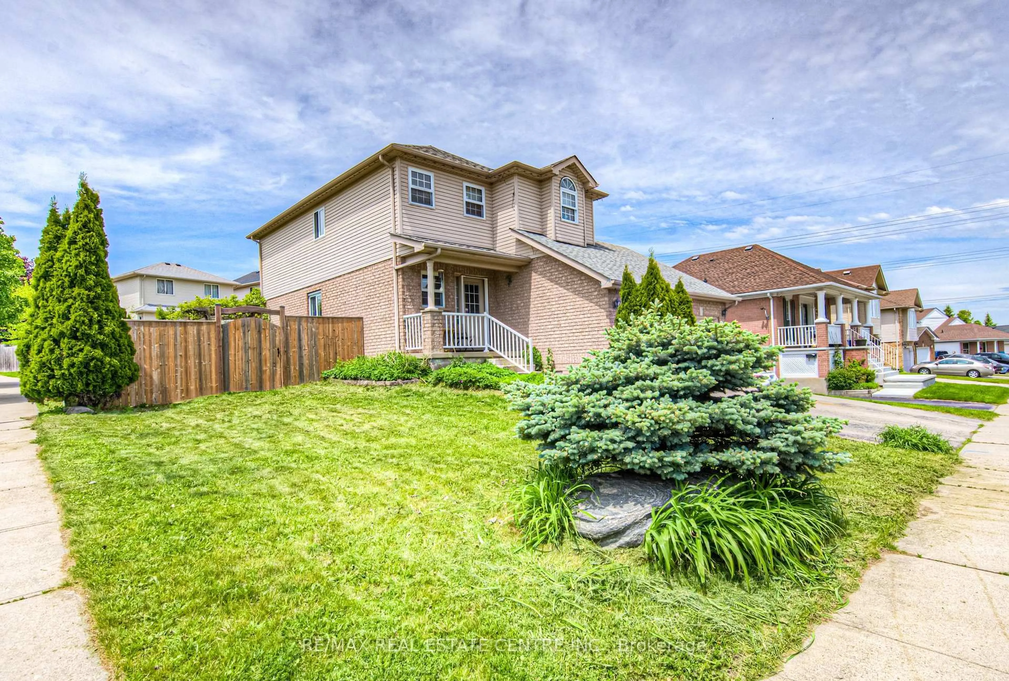 Patio, street for 112 Milfoil Cres, Kitchener Ontario N2E 3L3