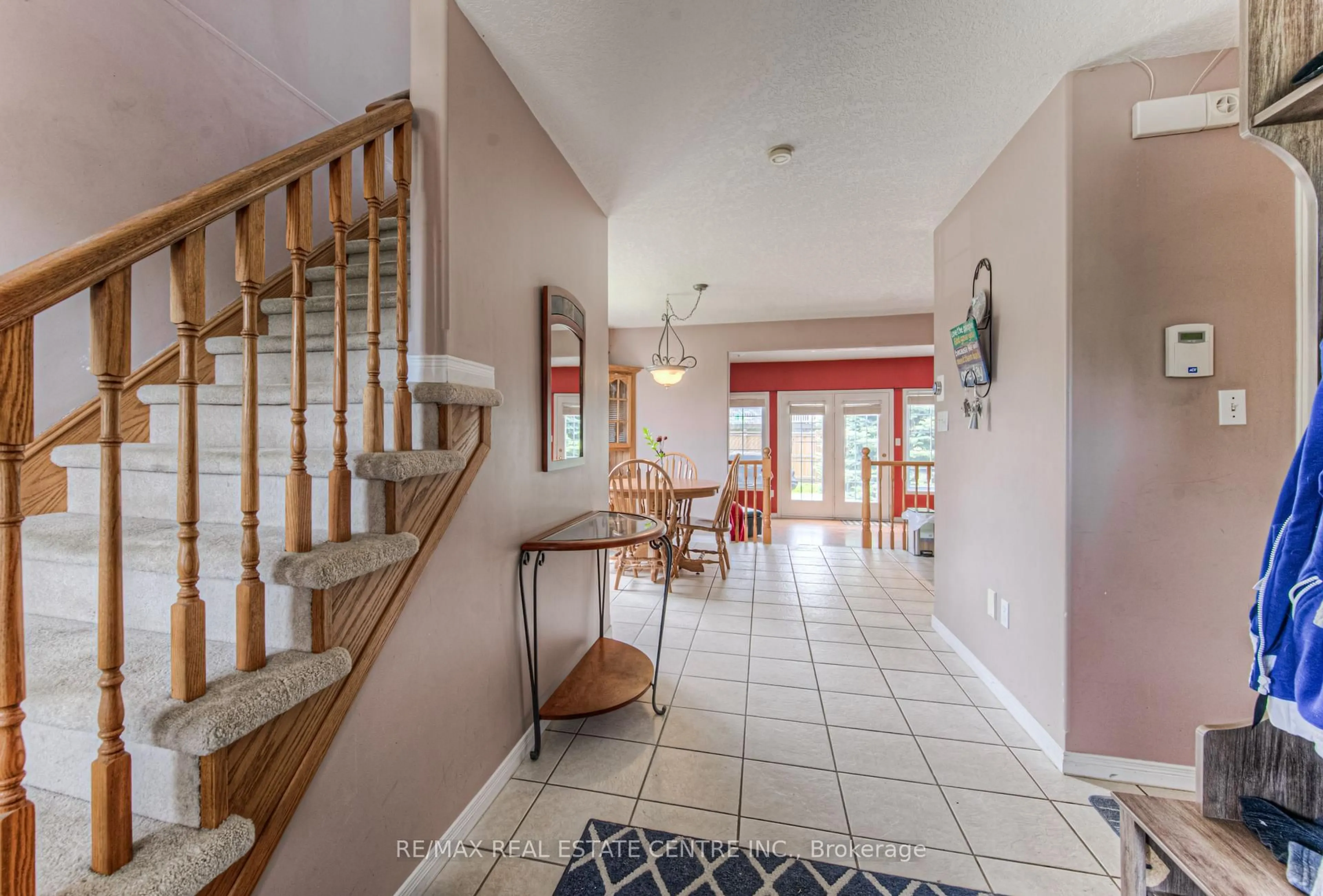Indoor entryway for 112 Milfoil Cres, Kitchener Ontario N2E 3L3