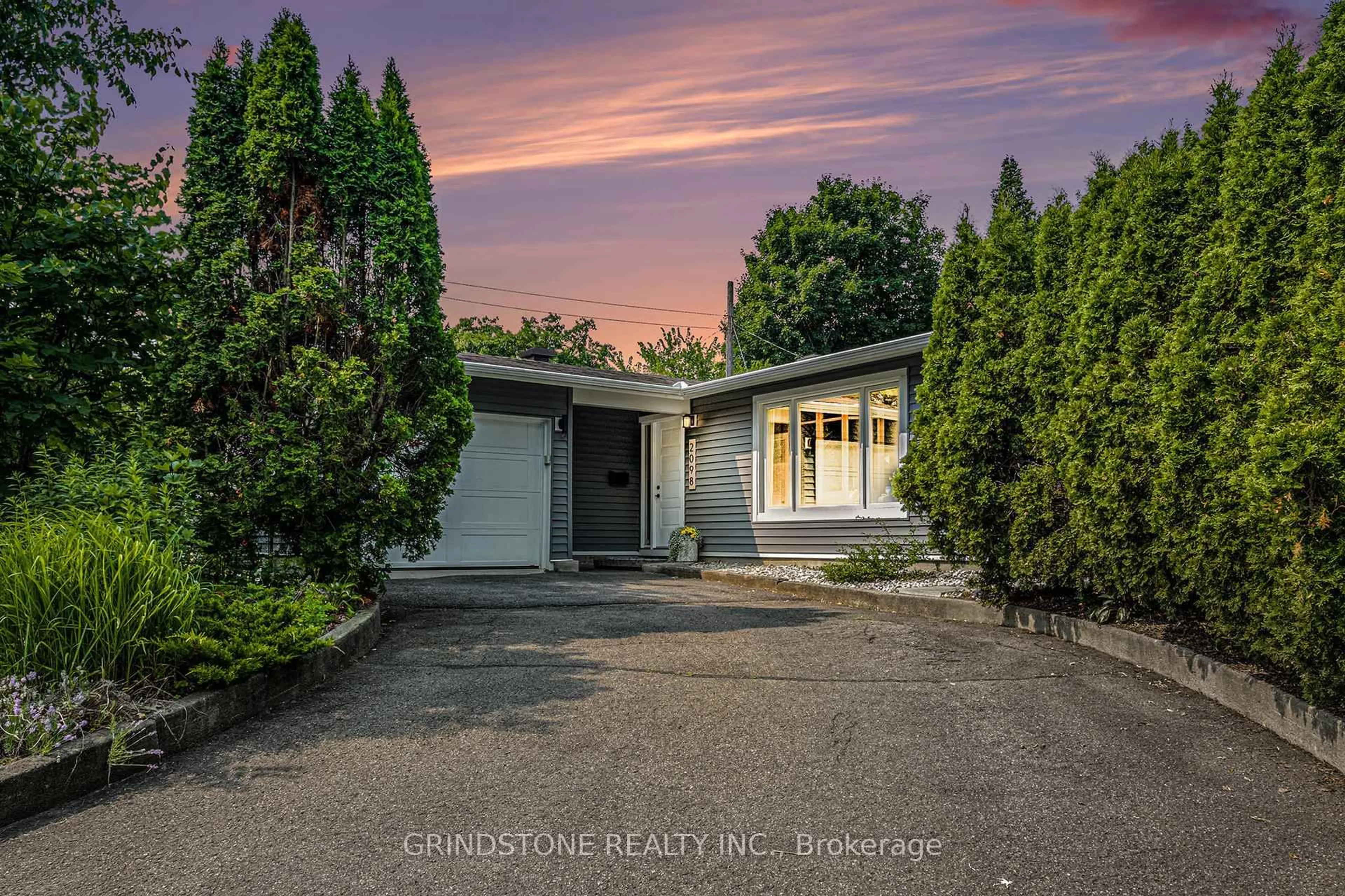A pic from outside/outdoor area/front of a property/back of a property/a pic from drone, street for 2098 Delmar Dr, Ottawa Ontario K1H 5R1