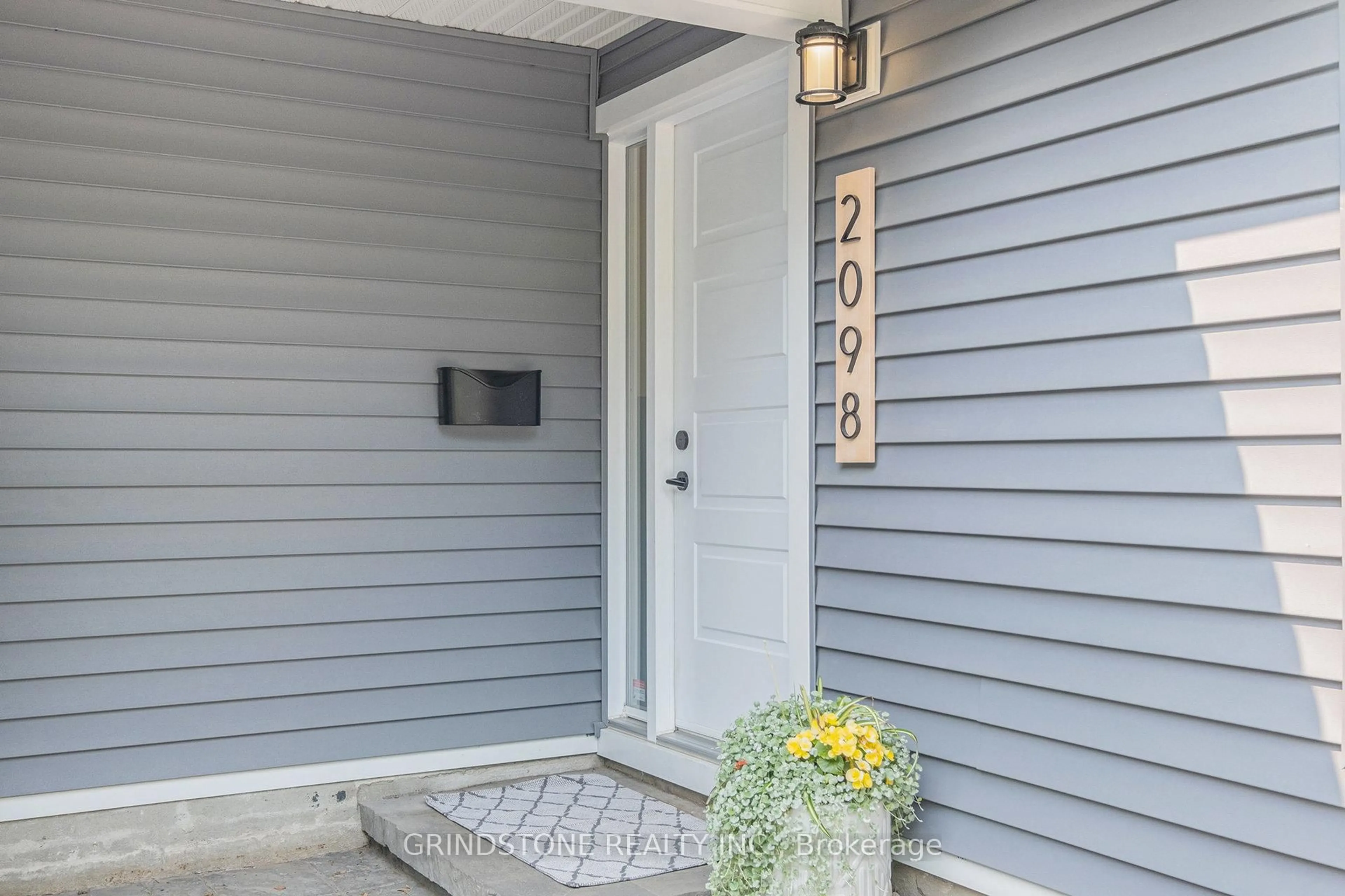 Indoor entryway for 2098 Delmar Dr, Ottawa Ontario K1H 5R1