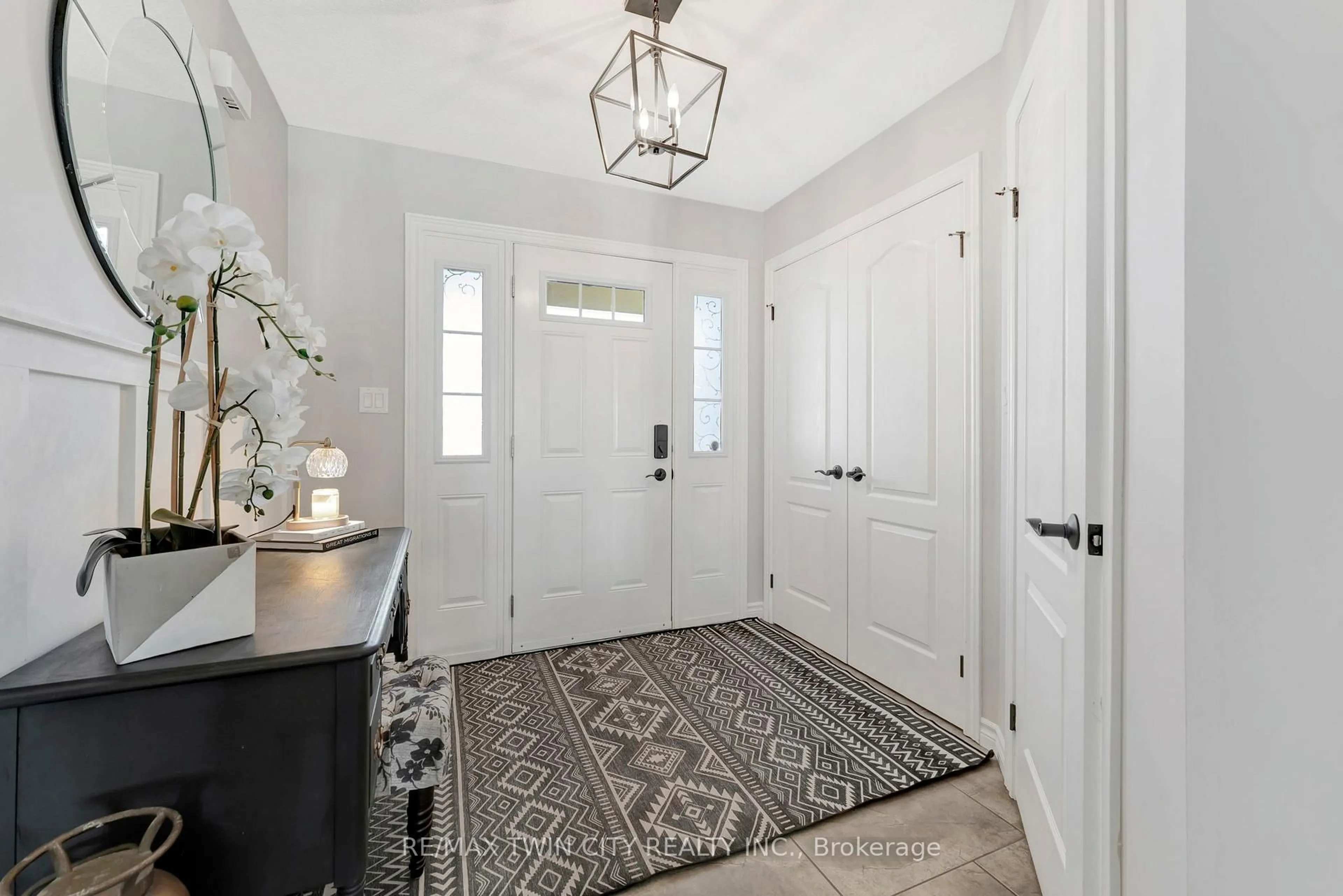 Indoor entryway for 128 Robert Simone Way, North Dumfries Ontario N0B 1E0