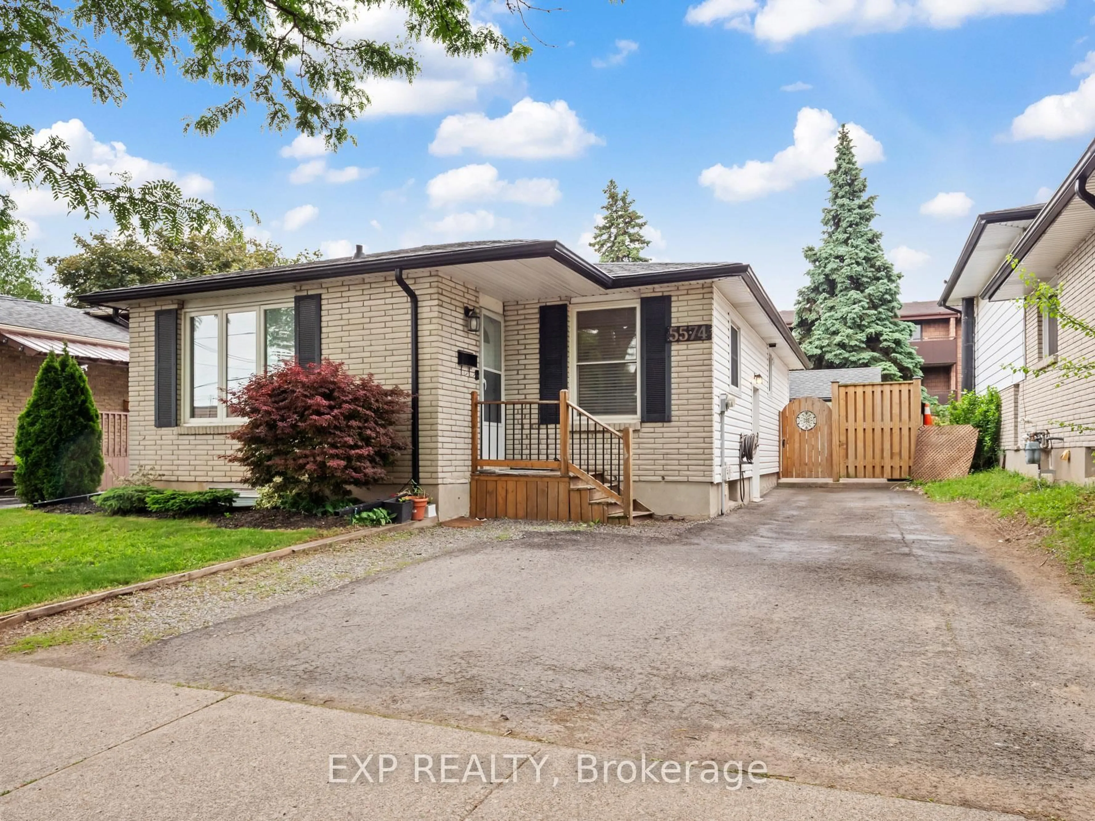 Home with vinyl exterior material, street for 5574 Church's Lane, Niagara Falls Ontario L2J 3J2