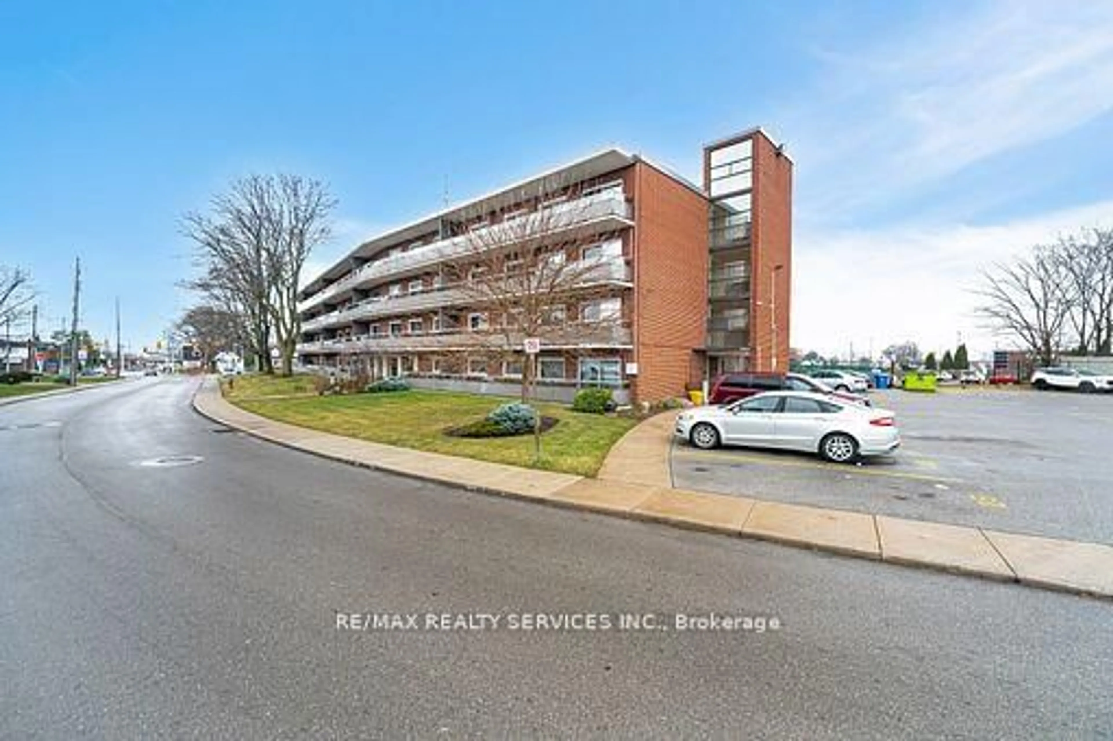 A pic from outside/outdoor area/front of a property/back of a property/a pic from drone, building for 11 Woodman Dr #203, Hamilton Ontario L8K 4E3