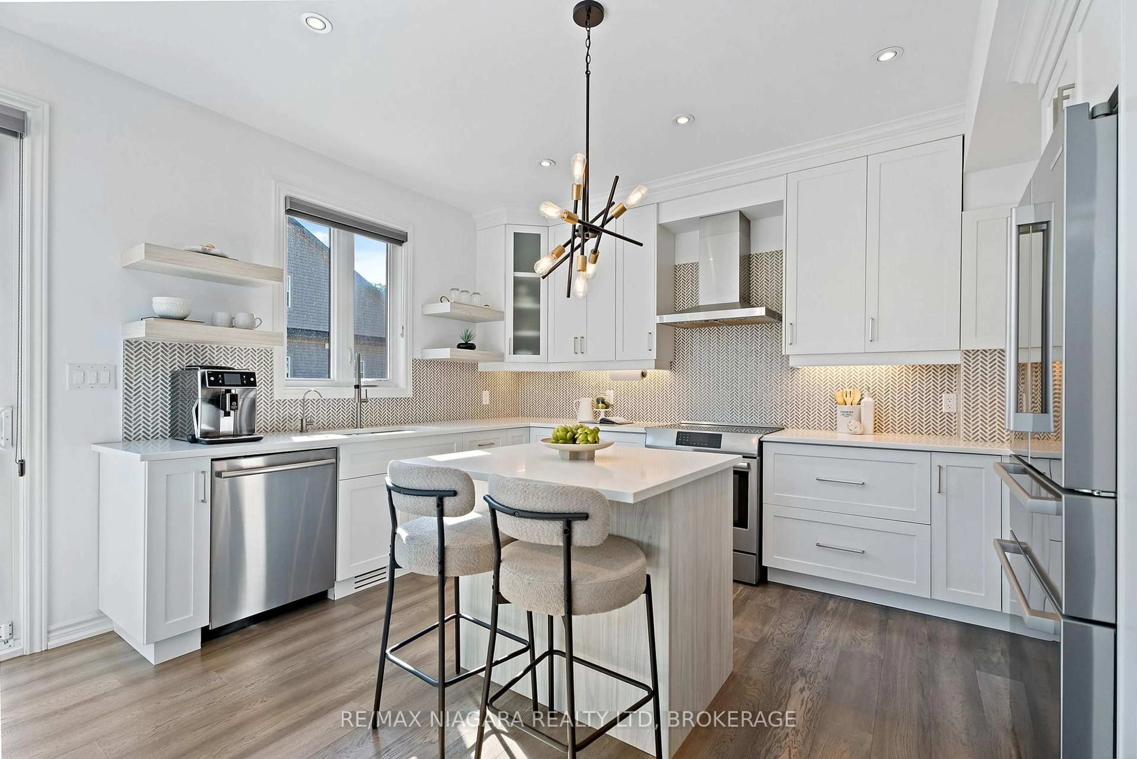Open concept kitchen, ceramic/tile floor for 8 Lakebreeze Crt, Fort Erie Ontario L2A 6V9