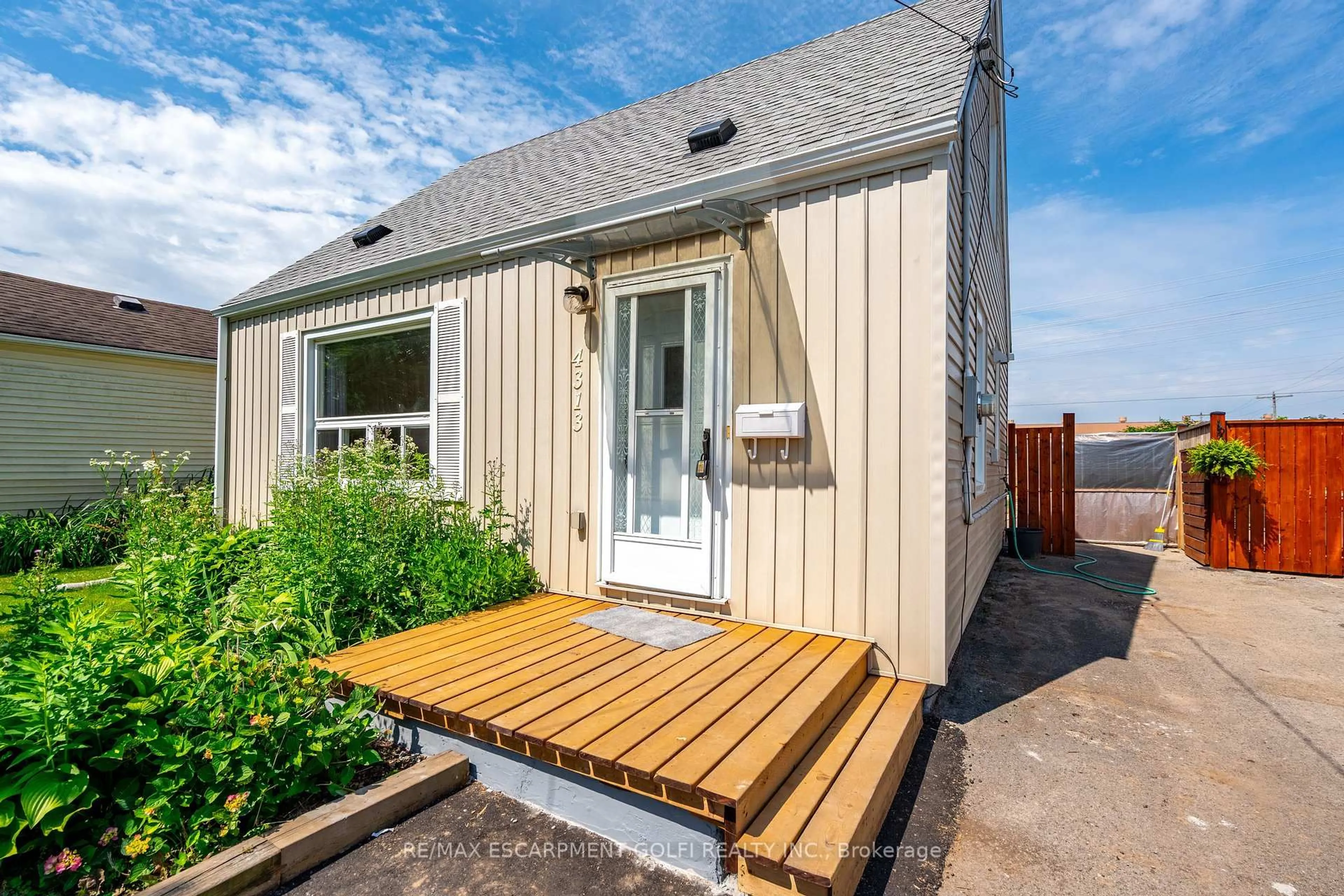 Home with vinyl exterior material, street for 4313 SIXTH Ave, Niagara Falls Ontario L2E 4S7