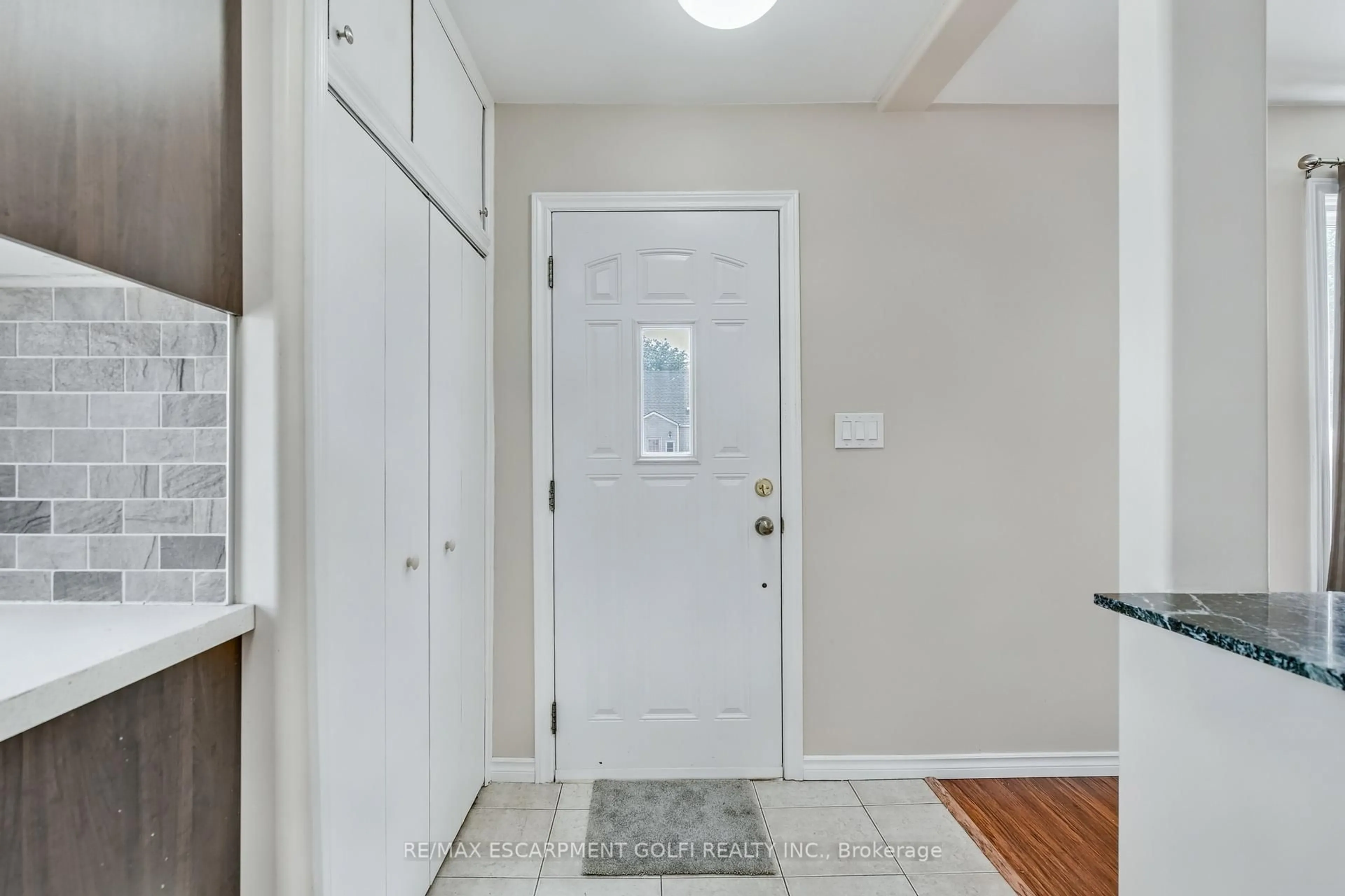 Indoor entryway for 4313 SIXTH Ave, Niagara Falls Ontario L2E 4S7