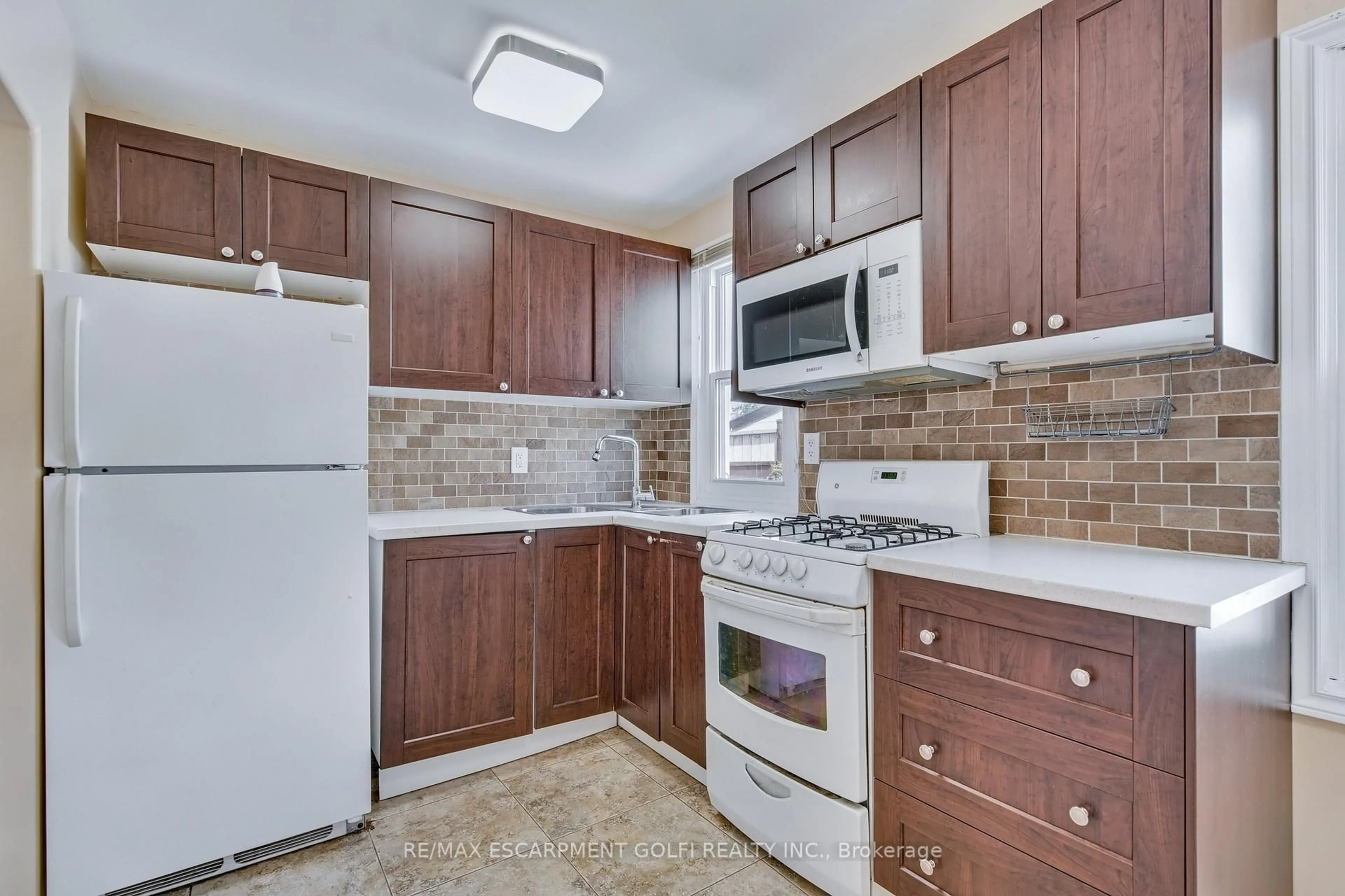 Standard kitchen, ceramic/tile floor for 4313 SIXTH Ave, Niagara Falls Ontario L2E 4S7