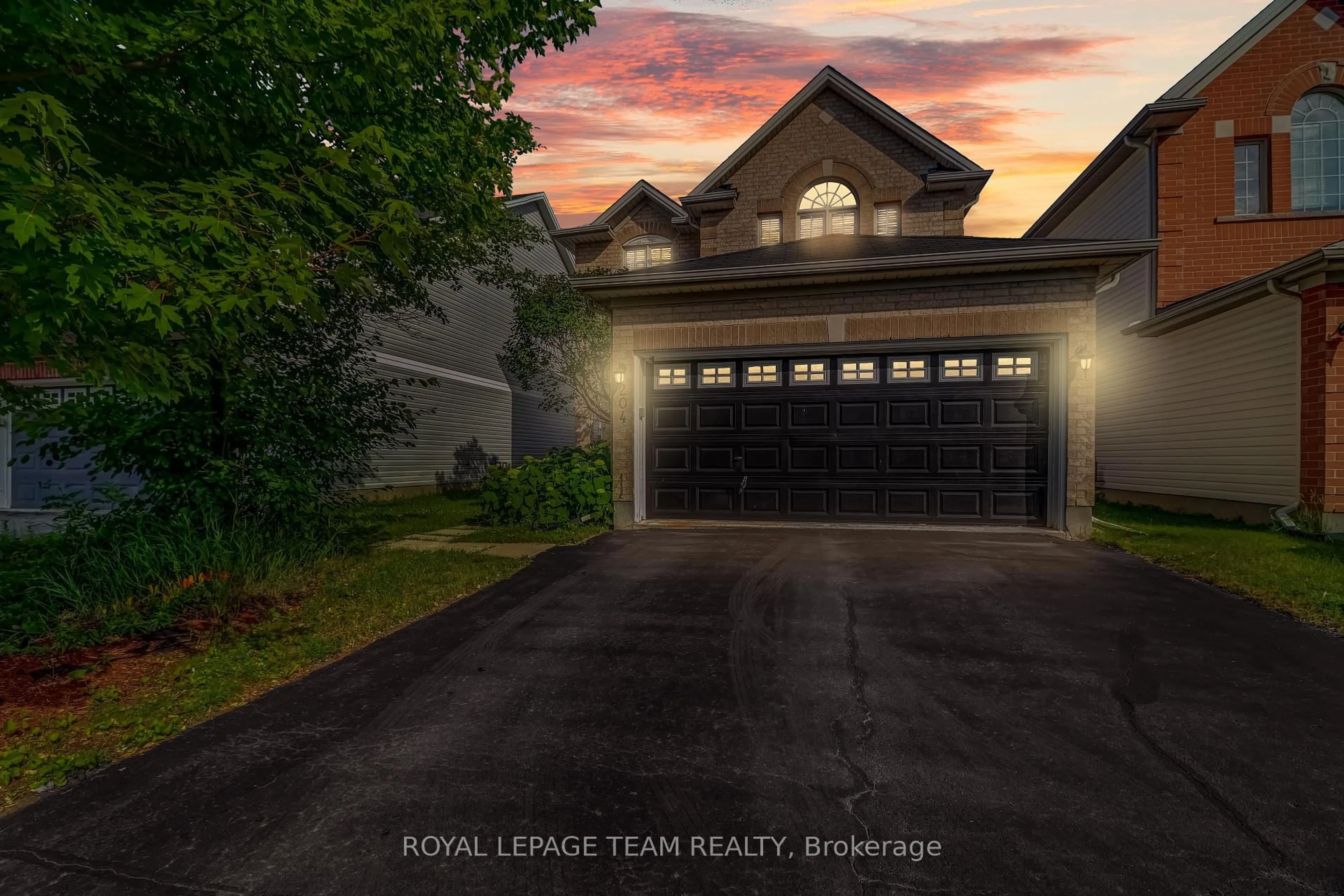 Indoor garage for 204 Applecross Cres, Ottawa Ontario K2K 0C7