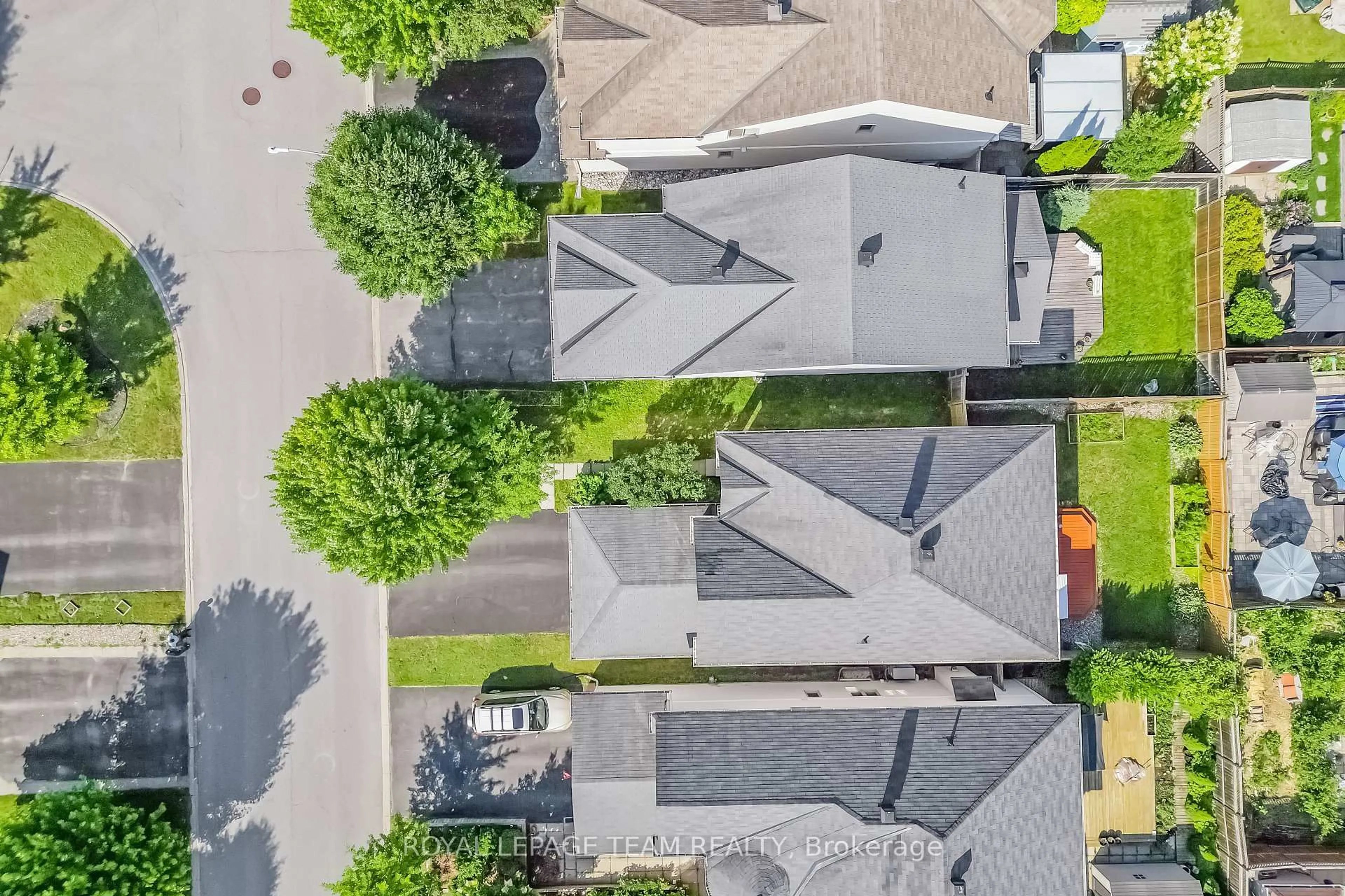 A pic from outside/outdoor area/front of a property/back of a property/a pic from drone, street for 204 Applecross Cres, Ottawa Ontario K2K 0C7