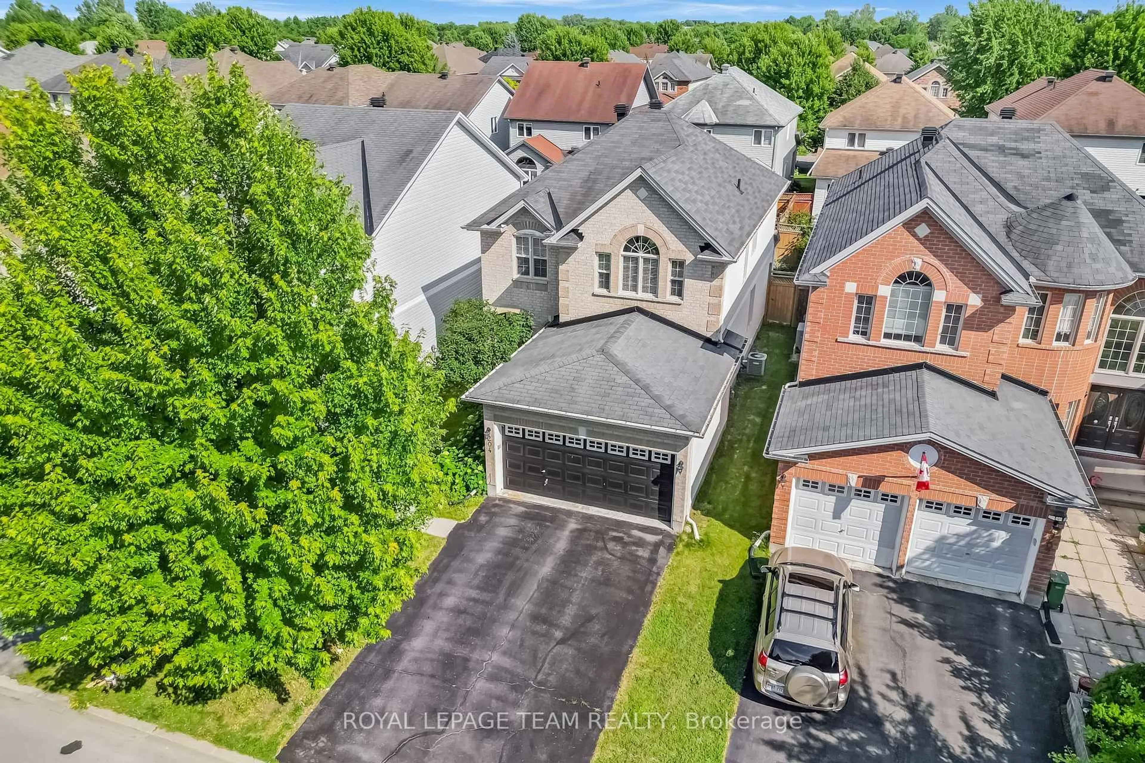 A pic from outside/outdoor area/front of a property/back of a property/a pic from drone, street for 204 Applecross Cres, Ottawa Ontario K2K 0C7