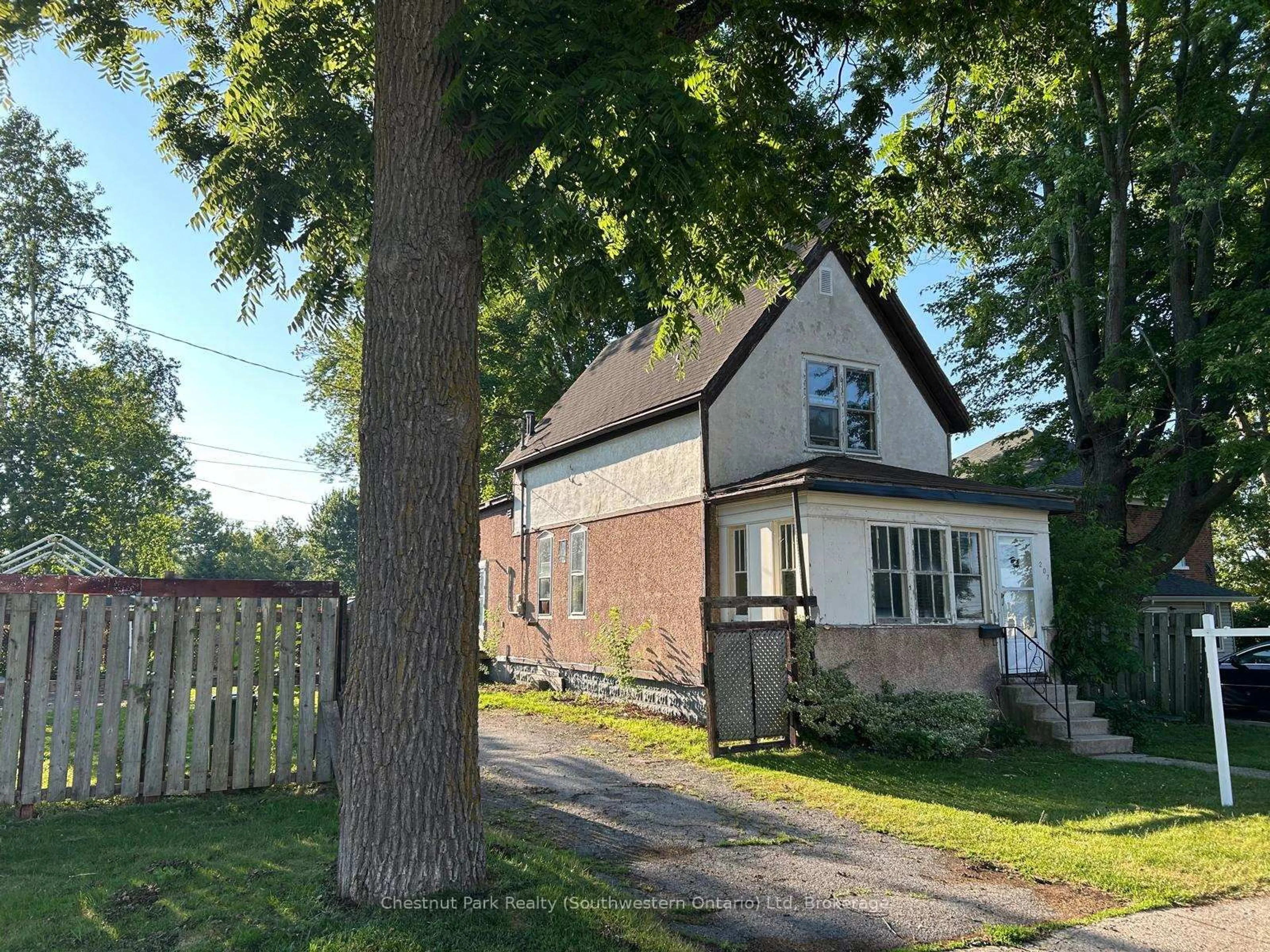 A pic from outside/outdoor area/front of a property/back of a property/a pic from drone, street for 207 Tamarac St, Haldimand Ontario N1A 2C5