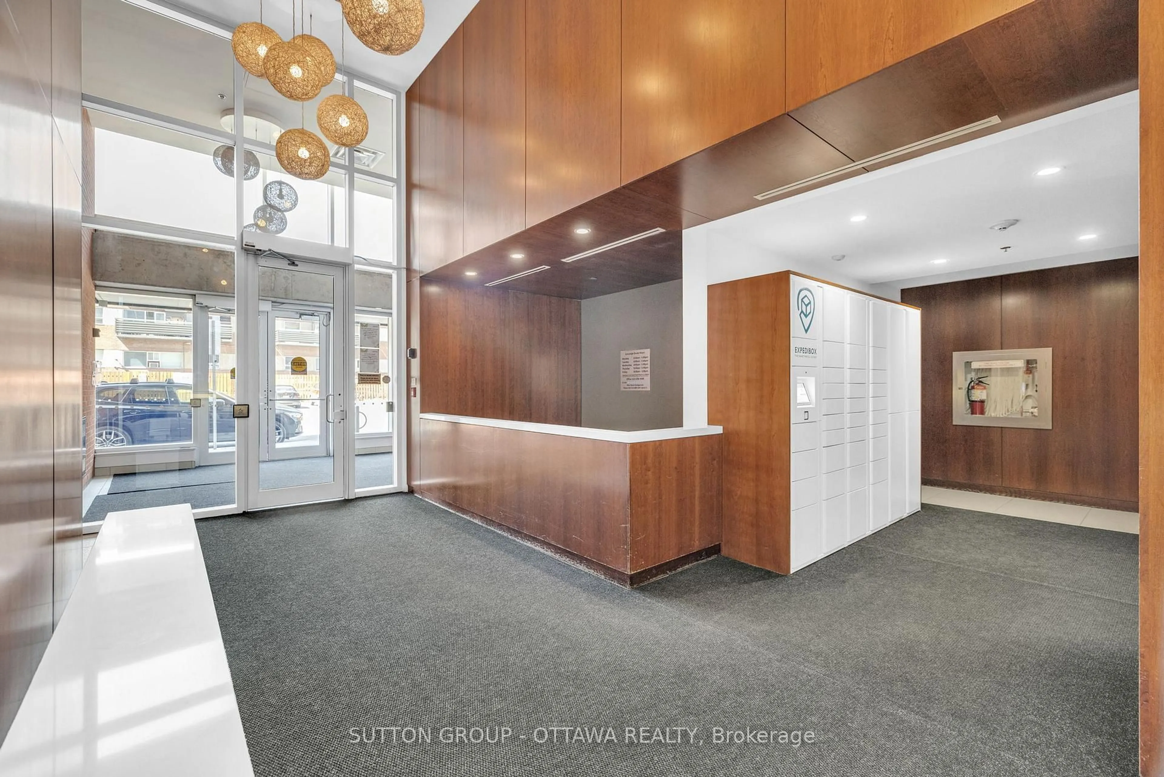 Indoor foyer for 354 GLADSTONE Ave #602, Ottawa Ontario K2P 0R4