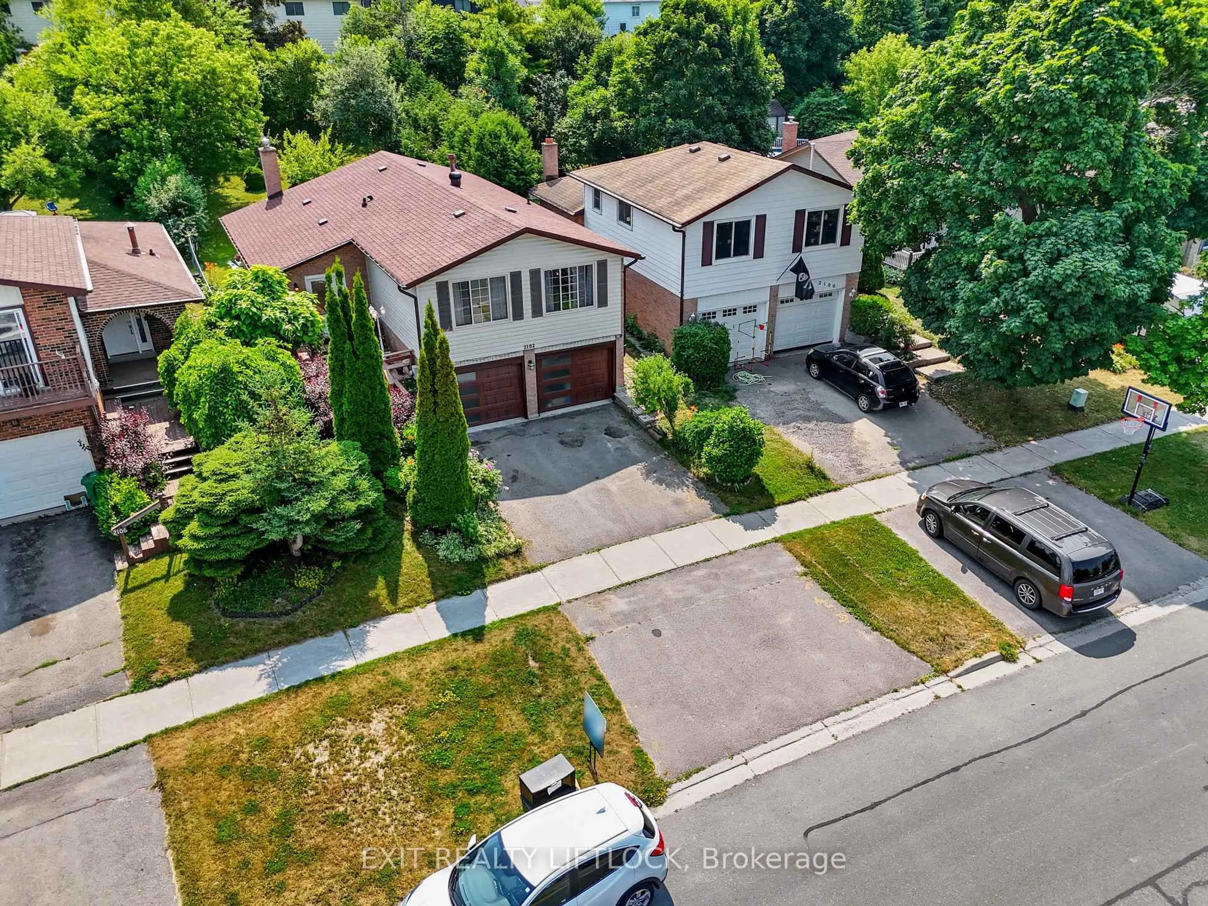 A pic from outside/outdoor area/front of a property/back of a property/a pic from drone, street for 2102 Walker Ave, Peterborough East Ontario K9L 1S1