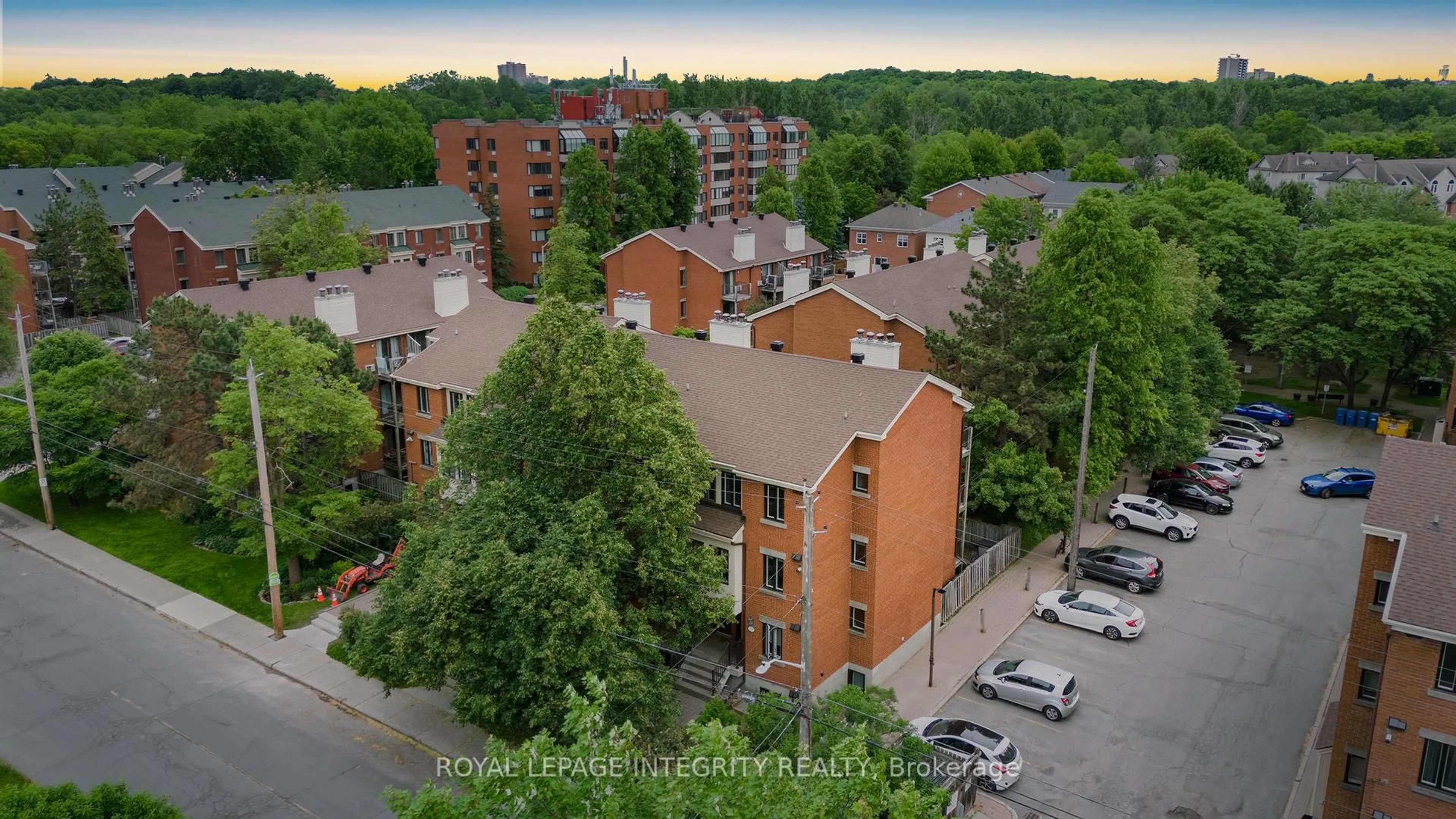 A pic from outside/outdoor area/front of a property/back of a property/a pic from drone, city buildings view from balcony for 1094 Blasdell Ave, Ottawa Ontario K1K 0C3