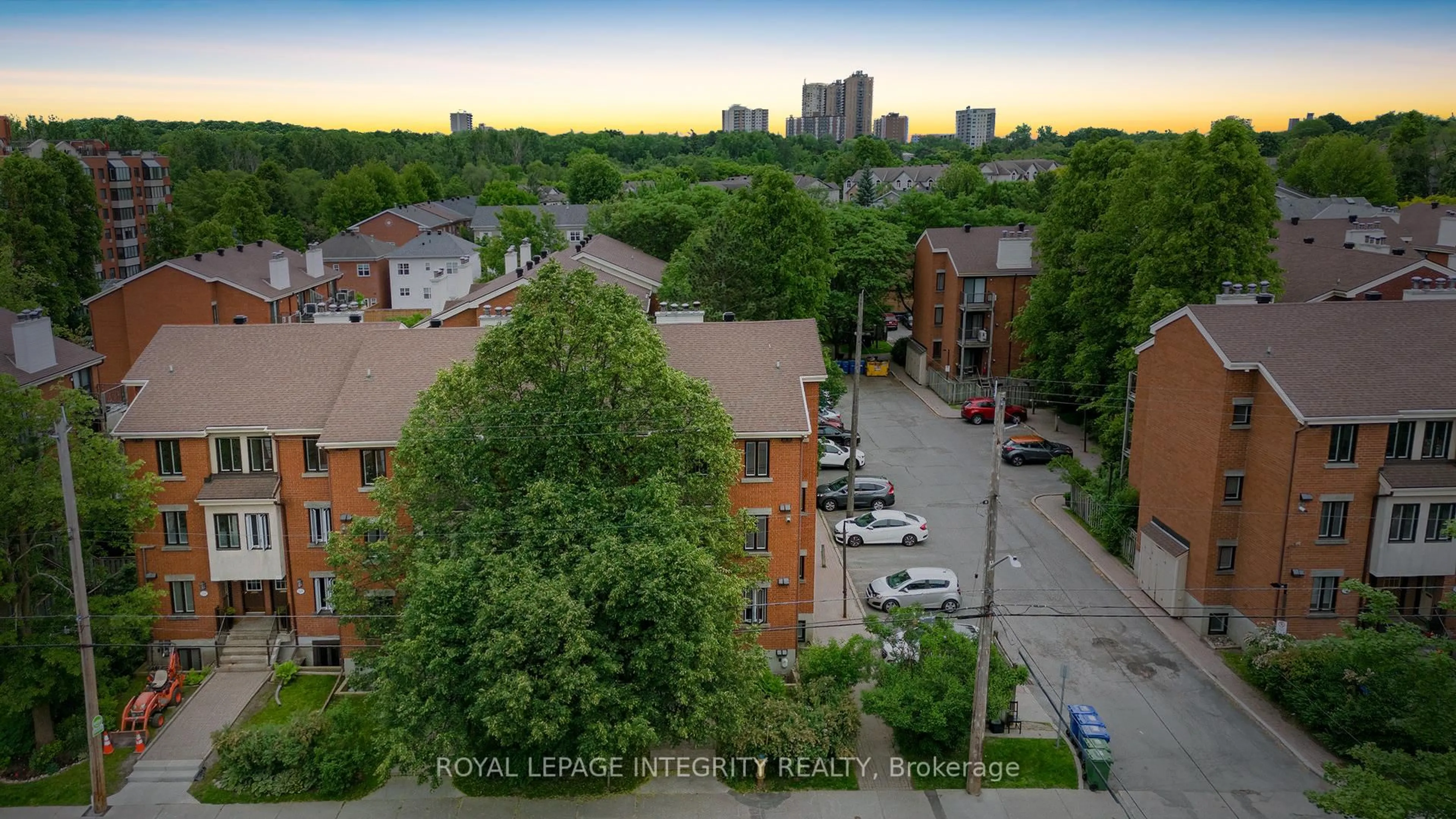 A pic from outside/outdoor area/front of a property/back of a property/a pic from drone, city buildings view from balcony for 1094 Blasdell Ave, Ottawa Ontario K1K 0C3