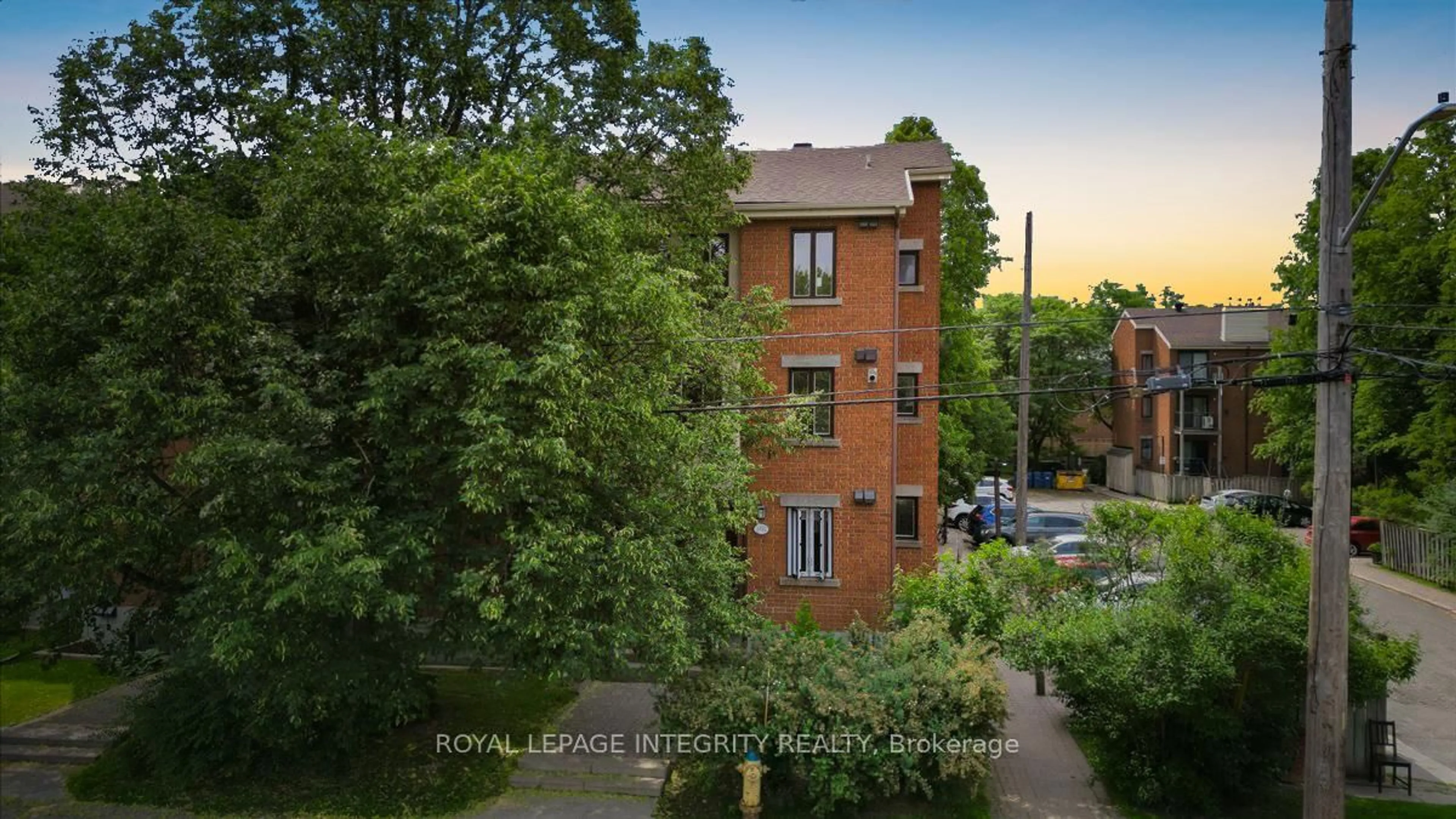A pic from outside/outdoor area/front of a property/back of a property/a pic from drone, city buildings view from balcony for 1094 Blasdell Ave, Ottawa Ontario K1K 0C3