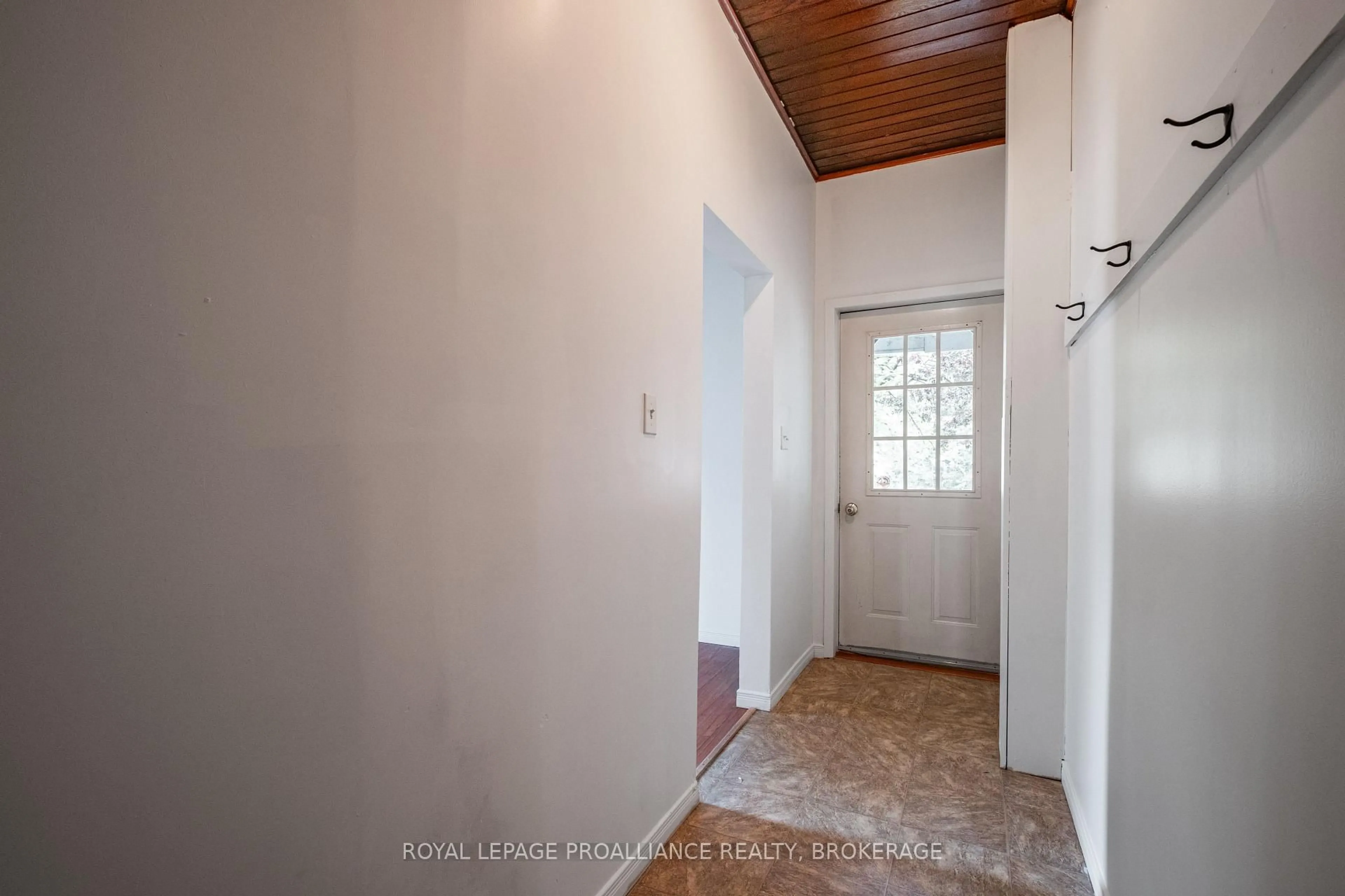 Indoor entryway for 26 Rideau St, Westport Ontario K0G 1X0