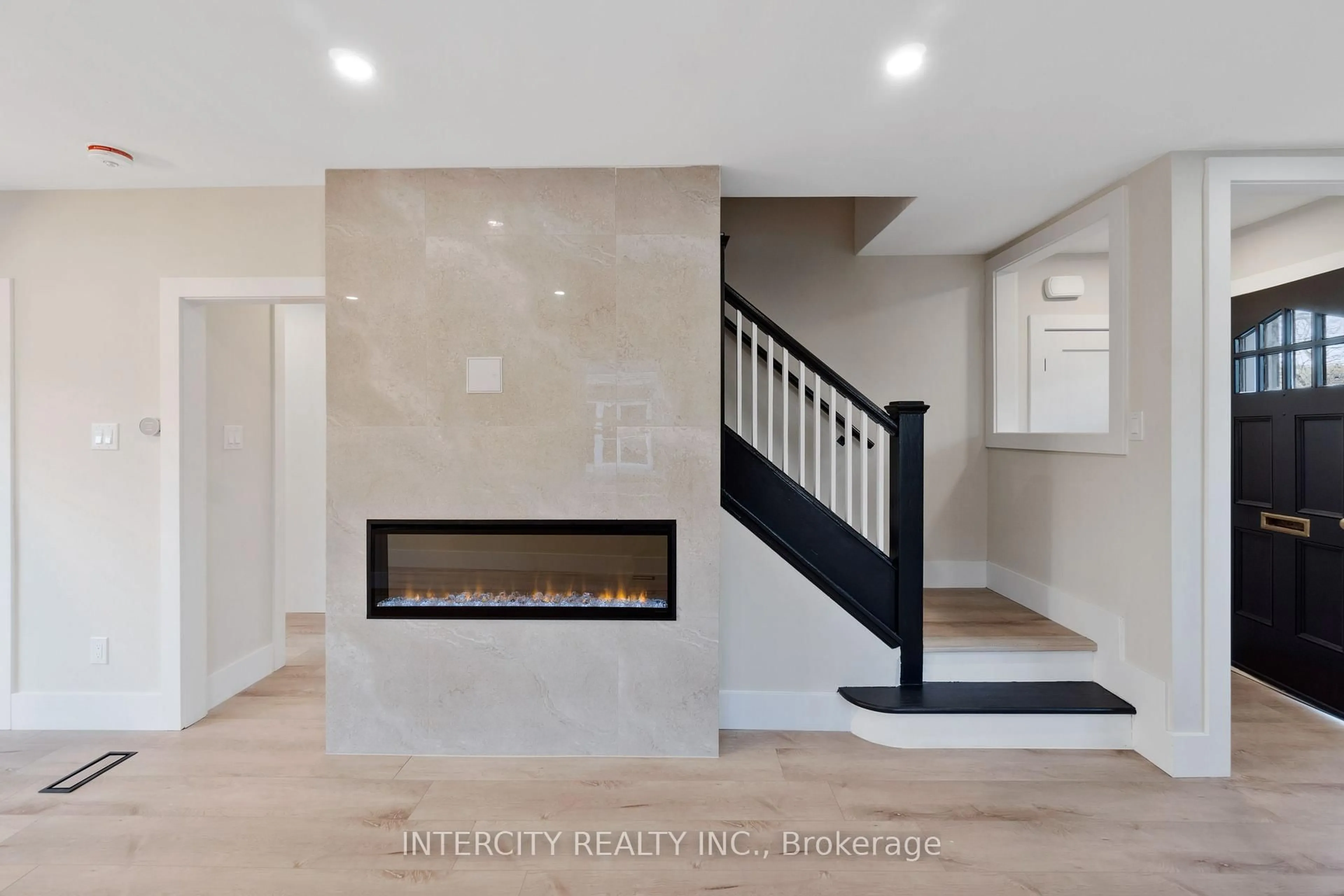 Indoor entryway for 560 Beach Blvd, Hamilton Ontario L8H 6X6