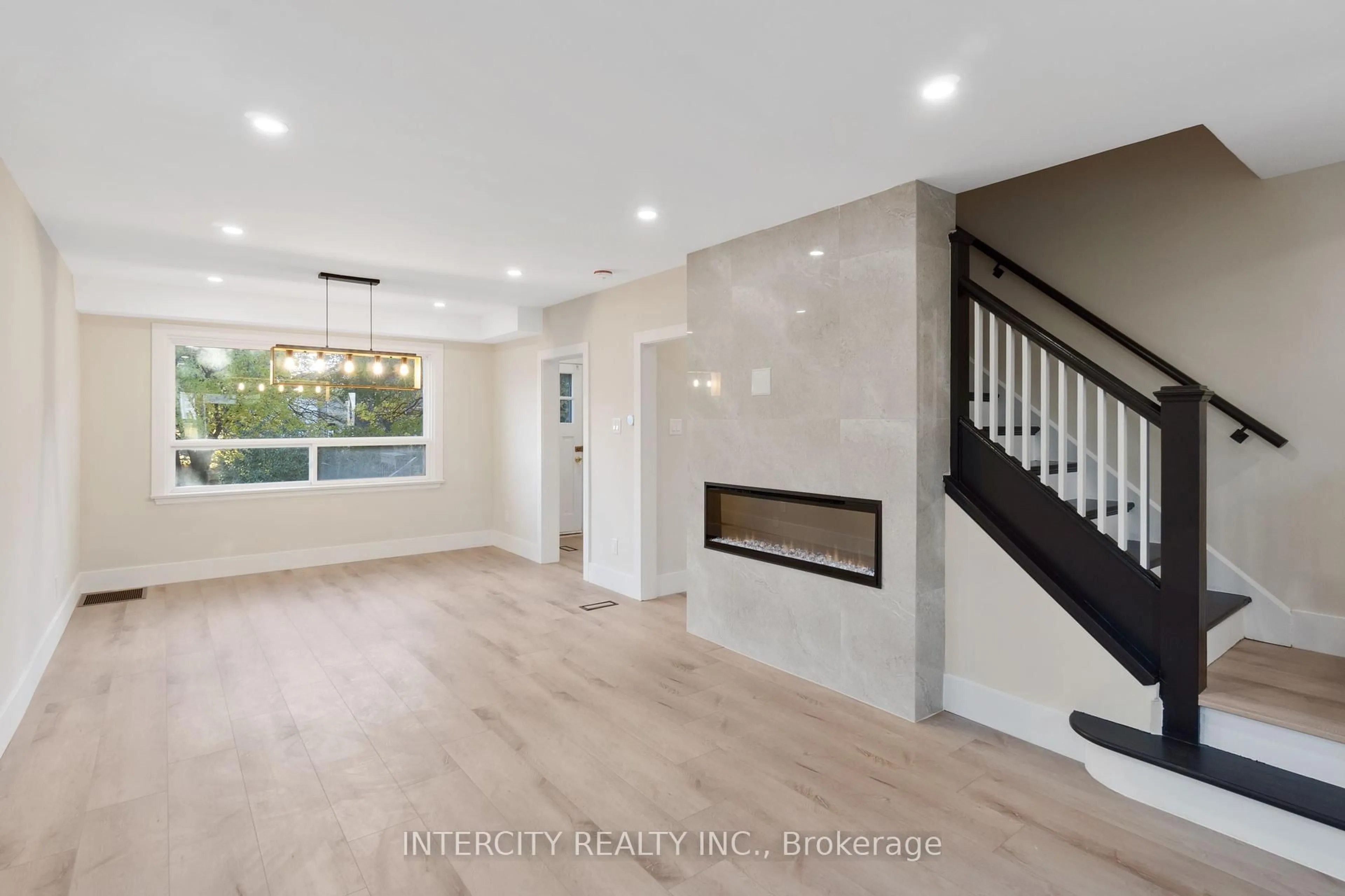 Unknown for 560 Beach Blvd, Hamilton Ontario L8H 6X6