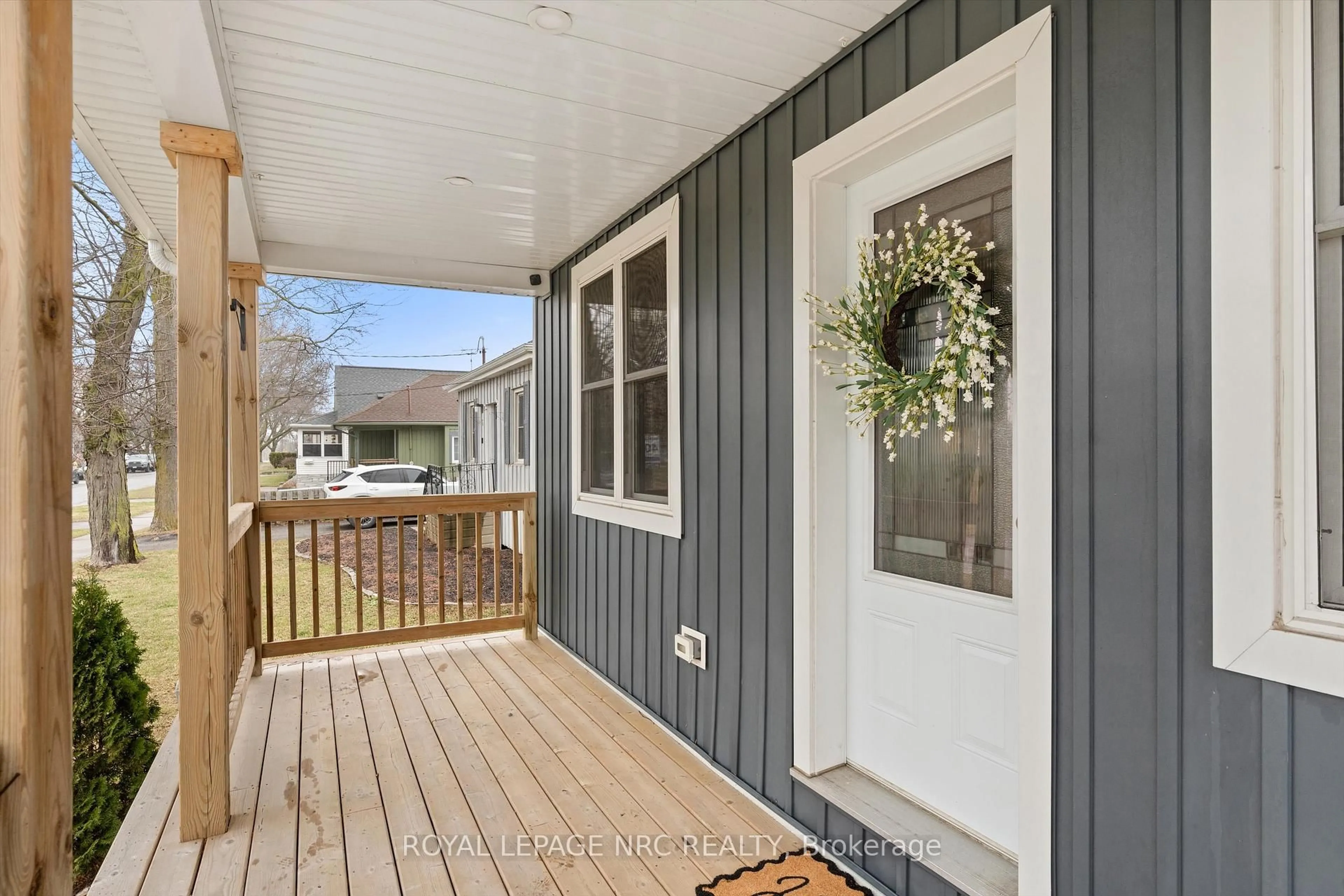 Indoor entryway for 2 Currie St, St. Catharines Ontario L2M 5M6