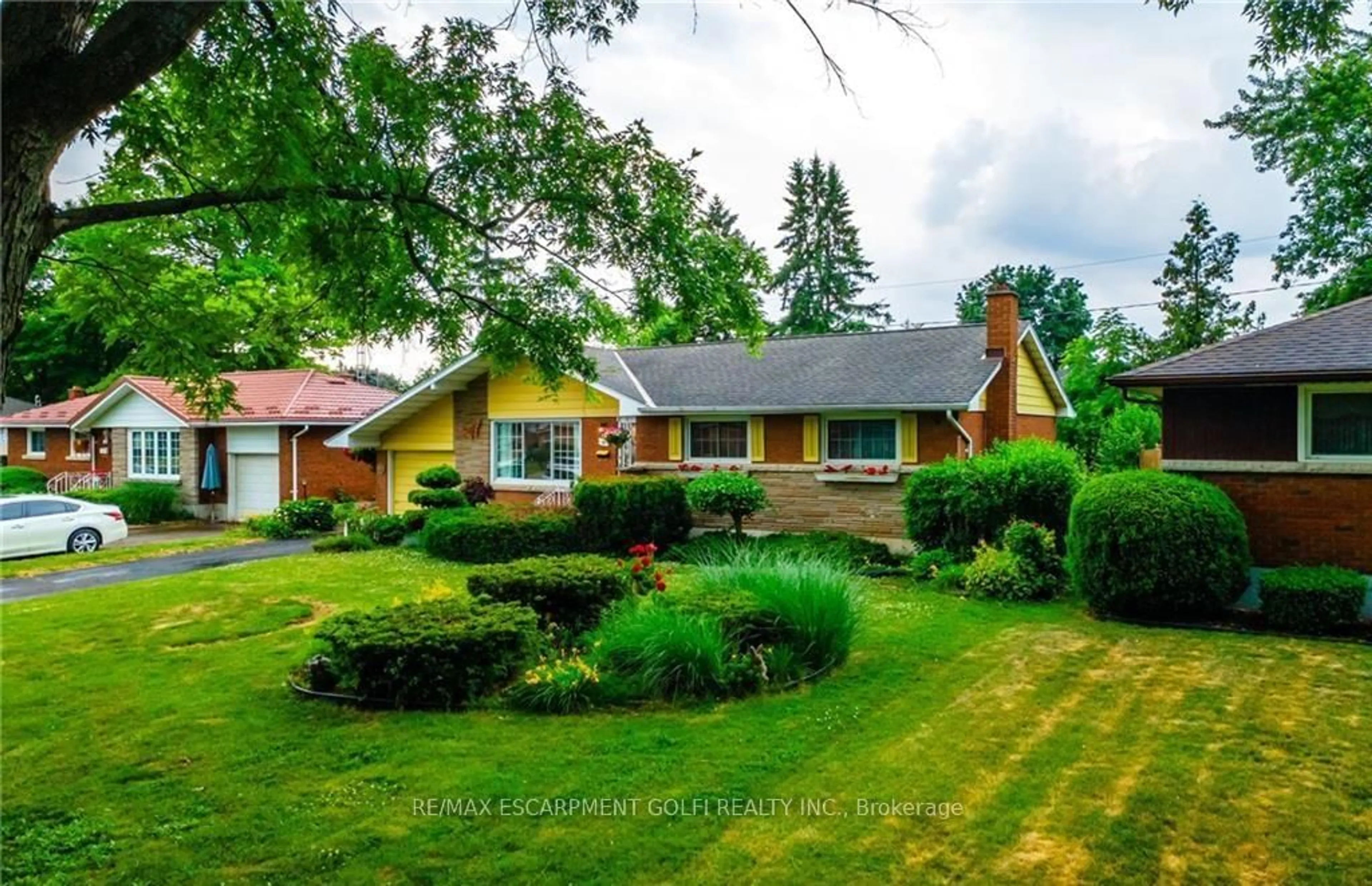 A pic from outside/outdoor area/front of a property/back of a property/a pic from drone, street for 16 Glendale Dr, Welland Ontario L3C 4Y6