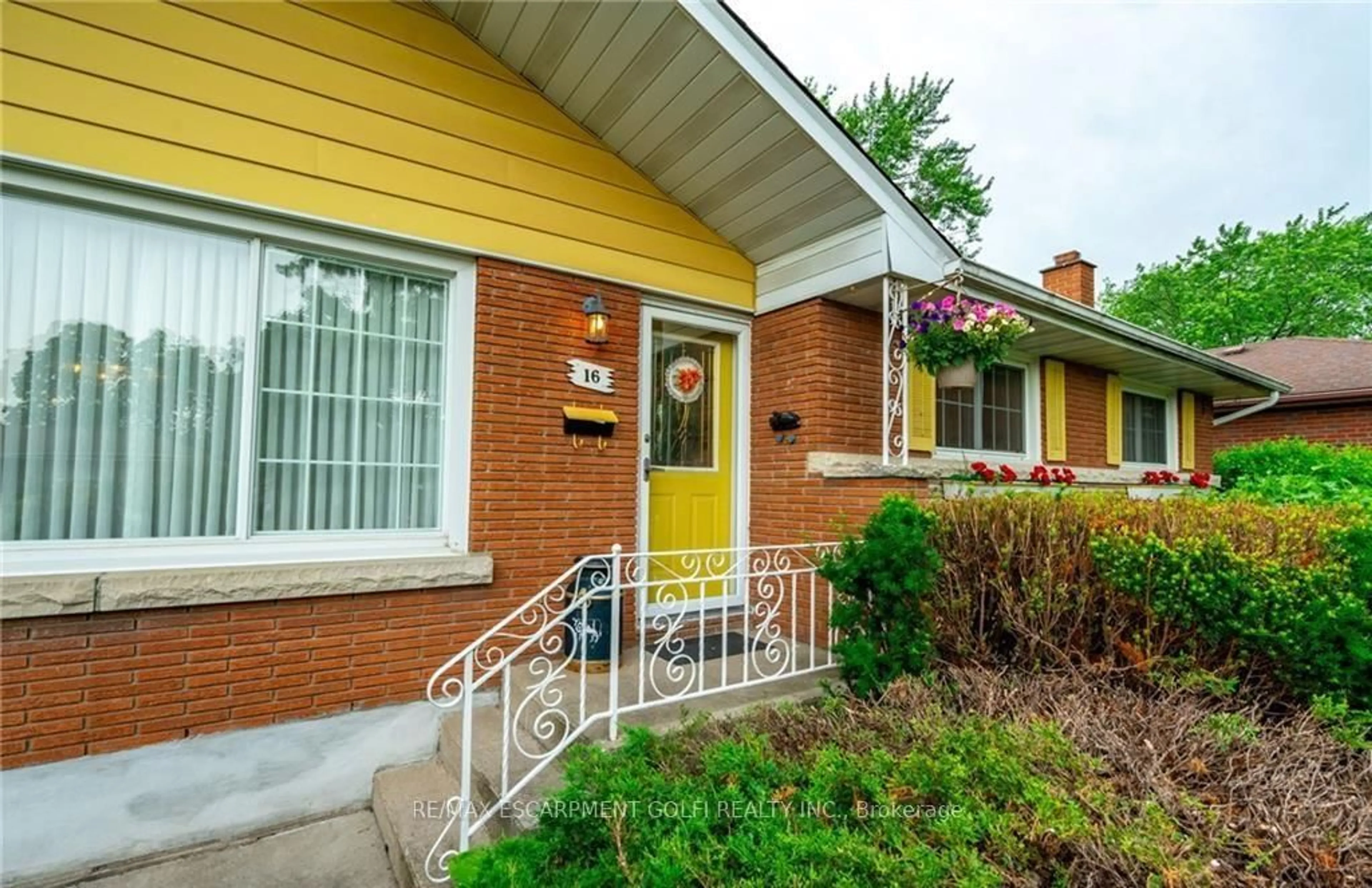 Home with brick exterior material, street for 16 Glendale Dr, Welland Ontario L3C 4Y6