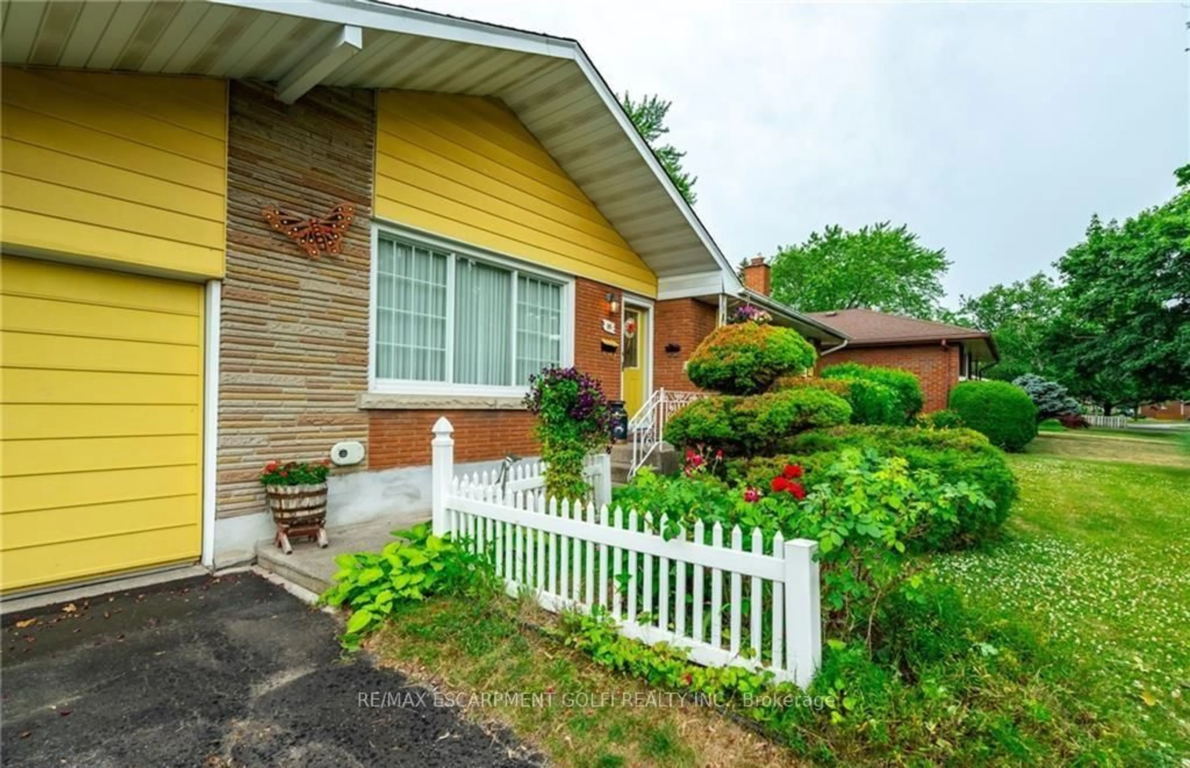 Home with brick exterior material, street for 16 Glendale Dr, Welland Ontario L3C 4Y6