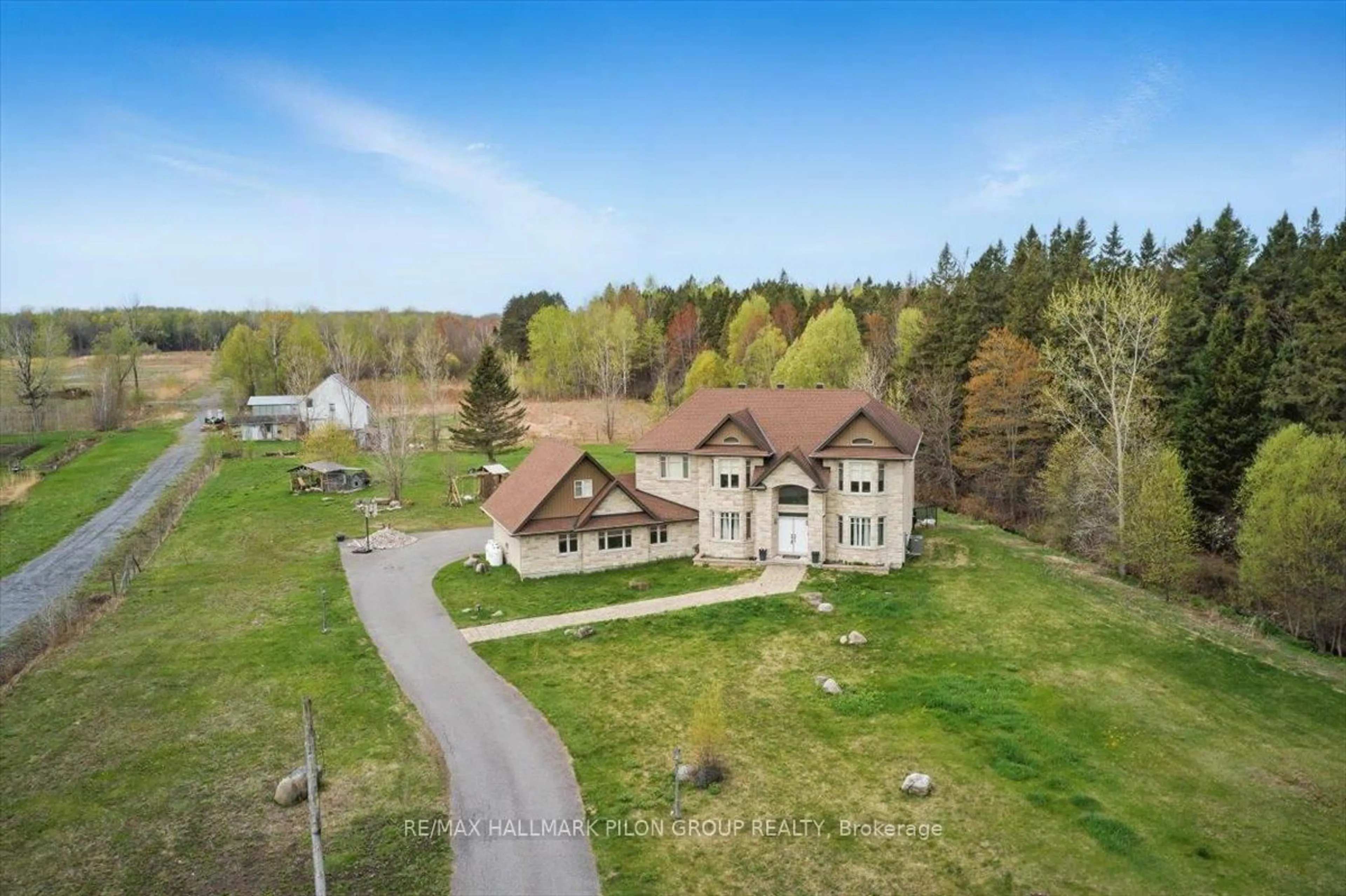 A pic from outside/outdoor area/front of a property/back of a property/a pic from drone, unknown for 4610 Ramsayville Rd, Ottawa Ontario K1G 3N4