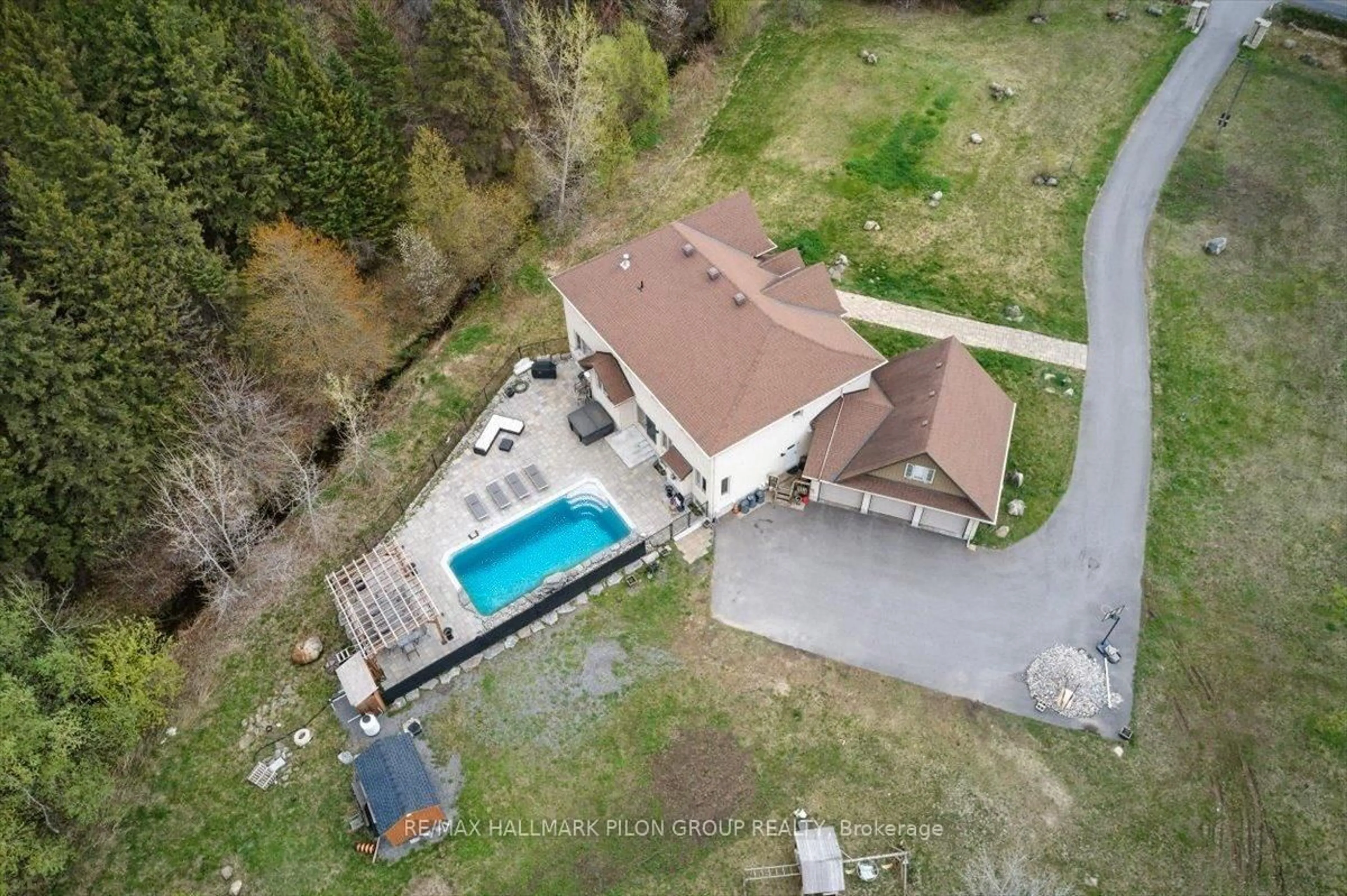 A pic from outside/outdoor area/front of a property/back of a property/a pic from drone, unknown for 4610 Ramsayville Rd, Ottawa Ontario K1G 3N4
