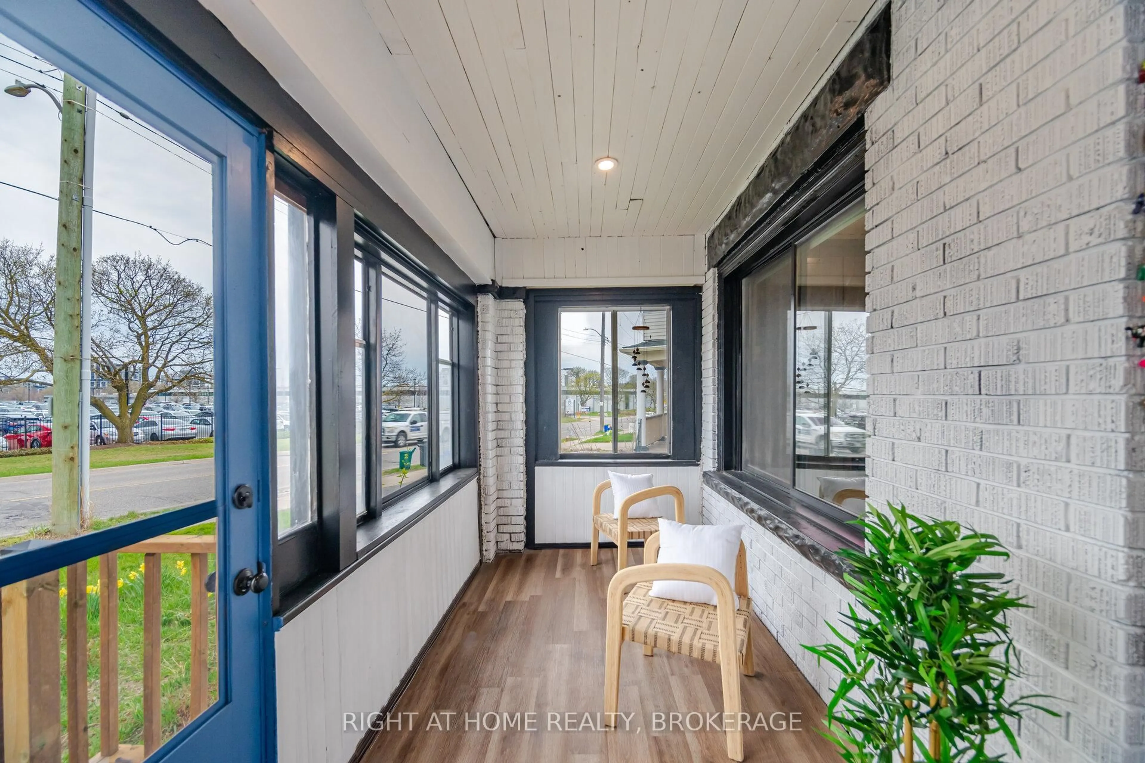 Indoor entryway for 86 Glasgow St, Kitchener Ontario N2G 2G7